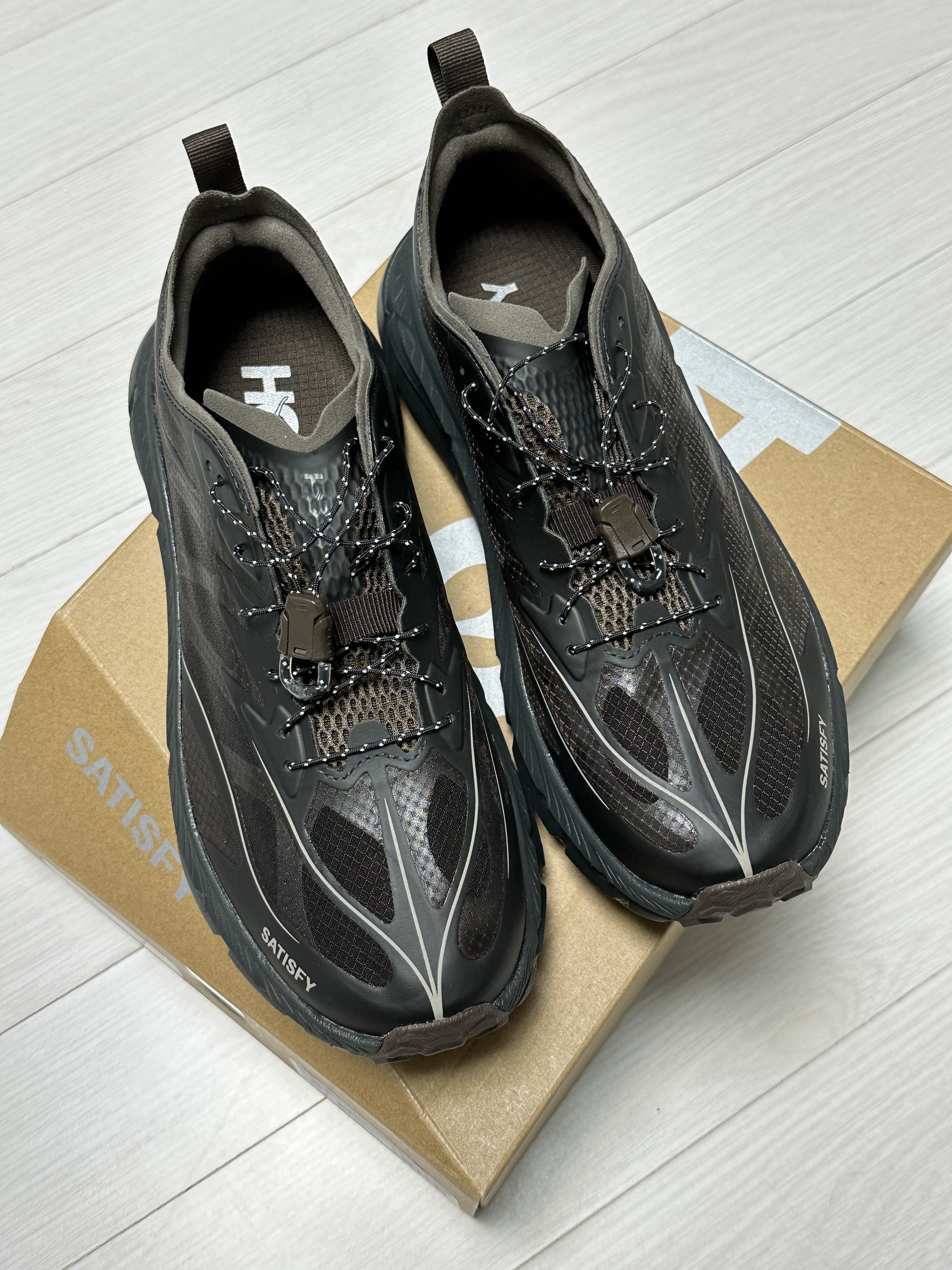 Hoka x Satisfy Mafate Speed 4 Lite Coffee, Nike ACG Therma-Fit Fleece Pullover Hoodie Black Anthracite - Asia 착용 스타일 - 1