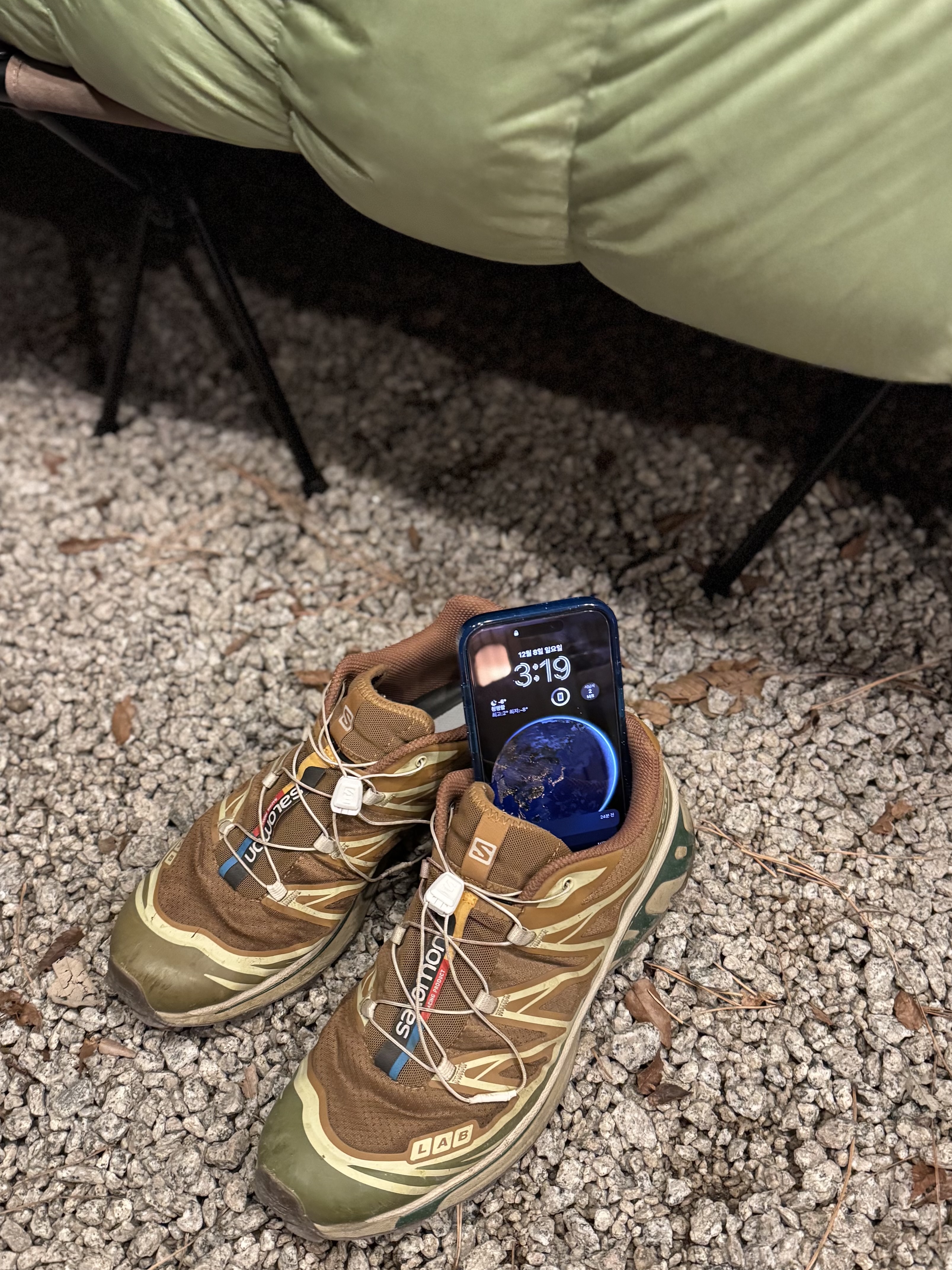 Salomon XT-6 Rubber Lizard, Apple iPhone 16 Pro Max 512GB Black Titanium (Korean Ver.) 착용 스타일