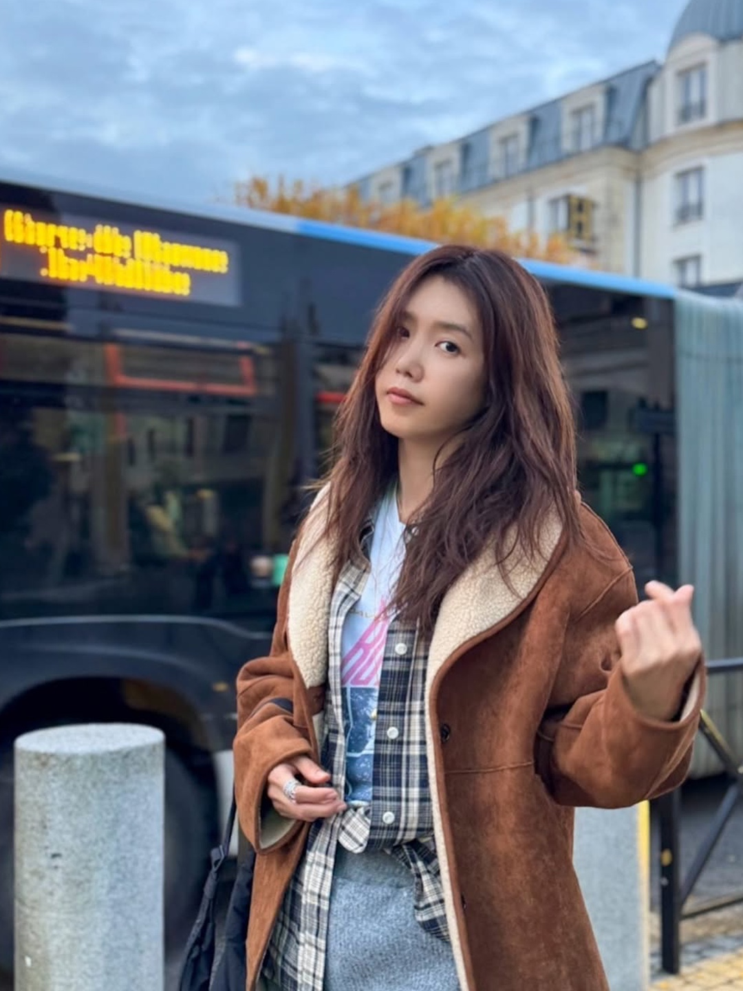 (W) Matin Kim Reversible Mustang Jumper Camel, STU Women Reversible Long Mustang Brown 착용 스타일 - 4