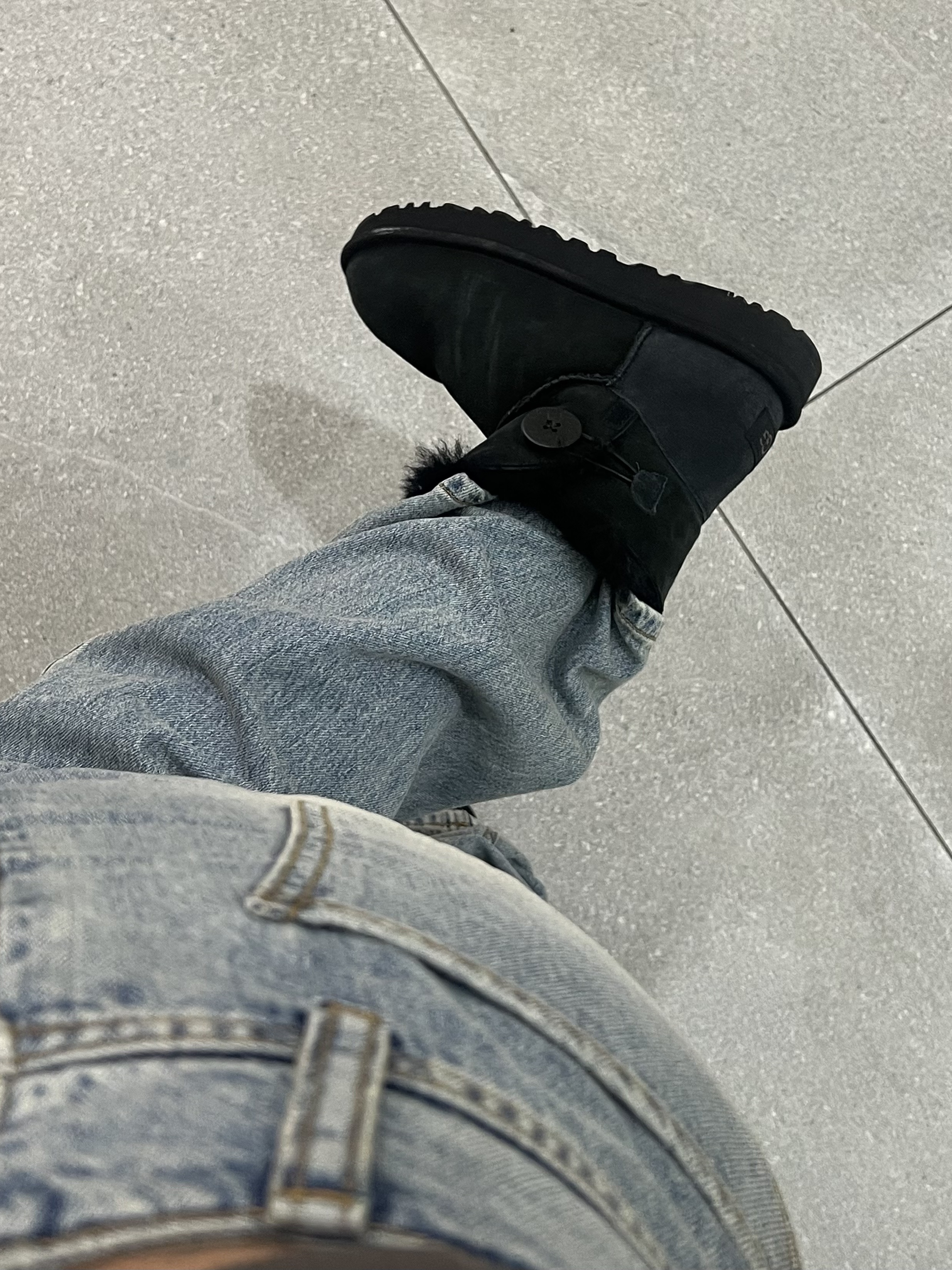 (W) UGG Mini Bailey Button II Boots Black 착용 스타일 - 2