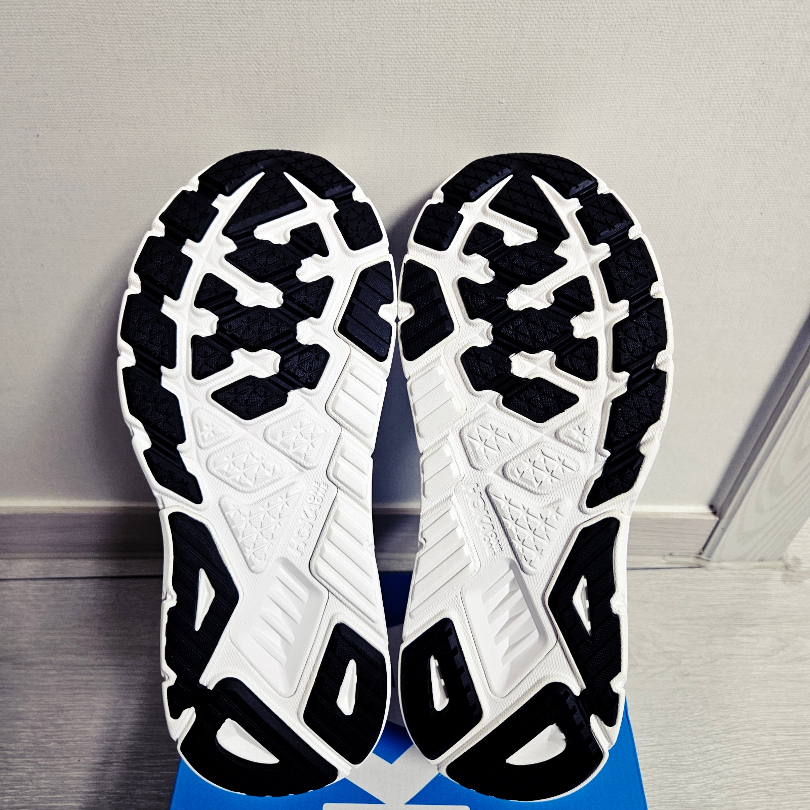 Hoka Arahi 7 Black White 착용 스타일 - 3