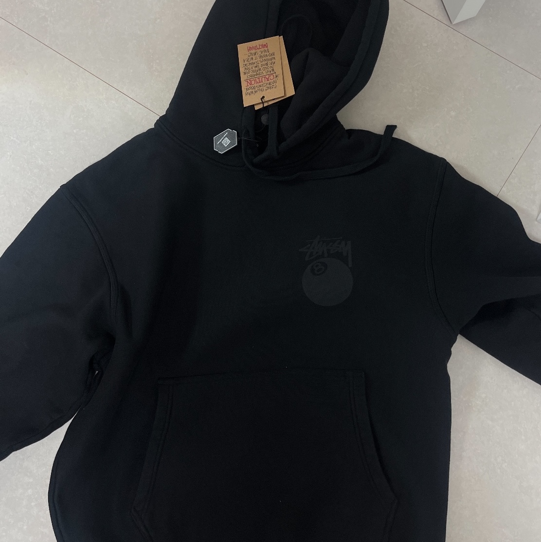 Stussy 8 Ball Hoodie Pigment Dyed Black 착용 스타일 - 1