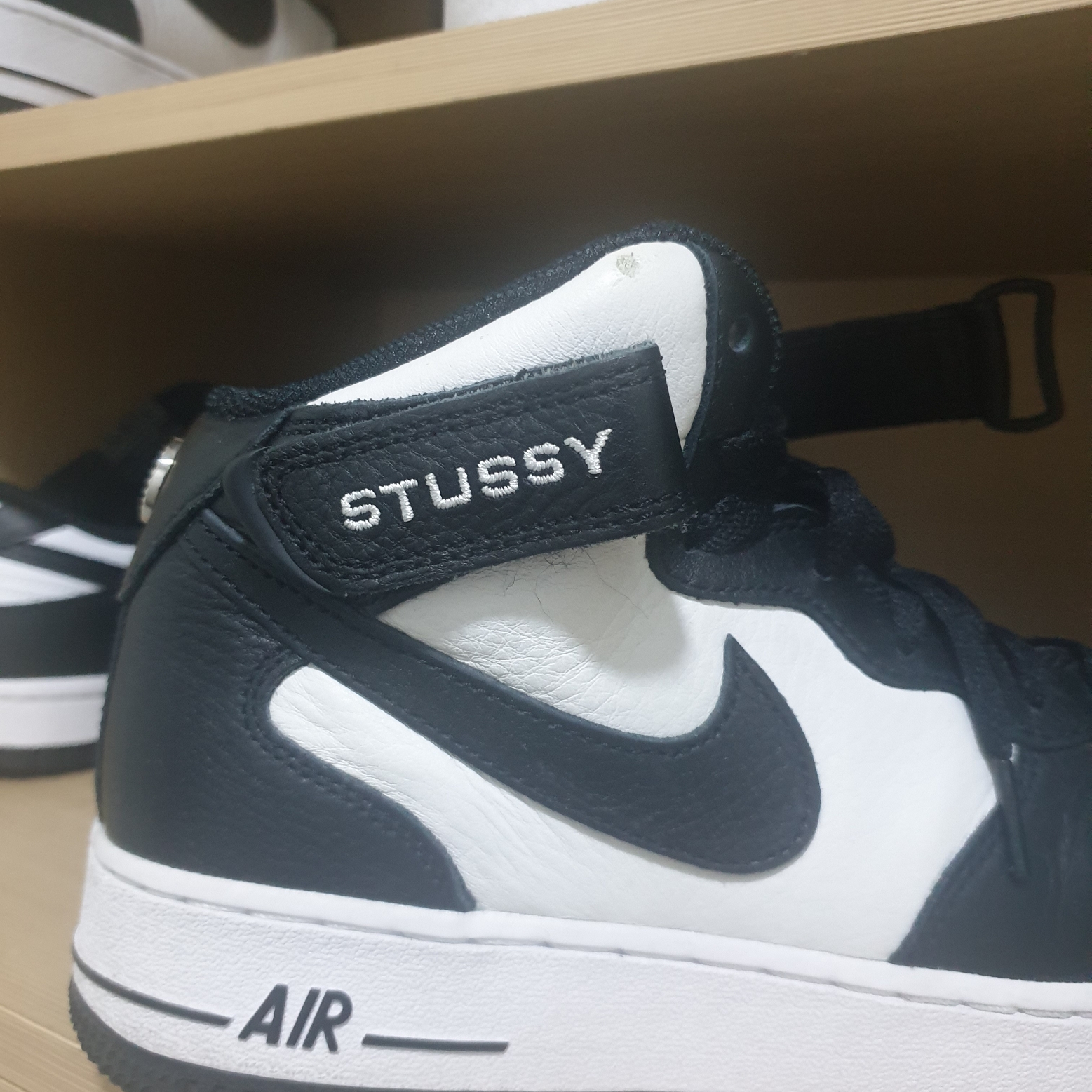 Nike x Stussy Air Force 1 '07 Mid SP Black and Light Bone 착용 스타일