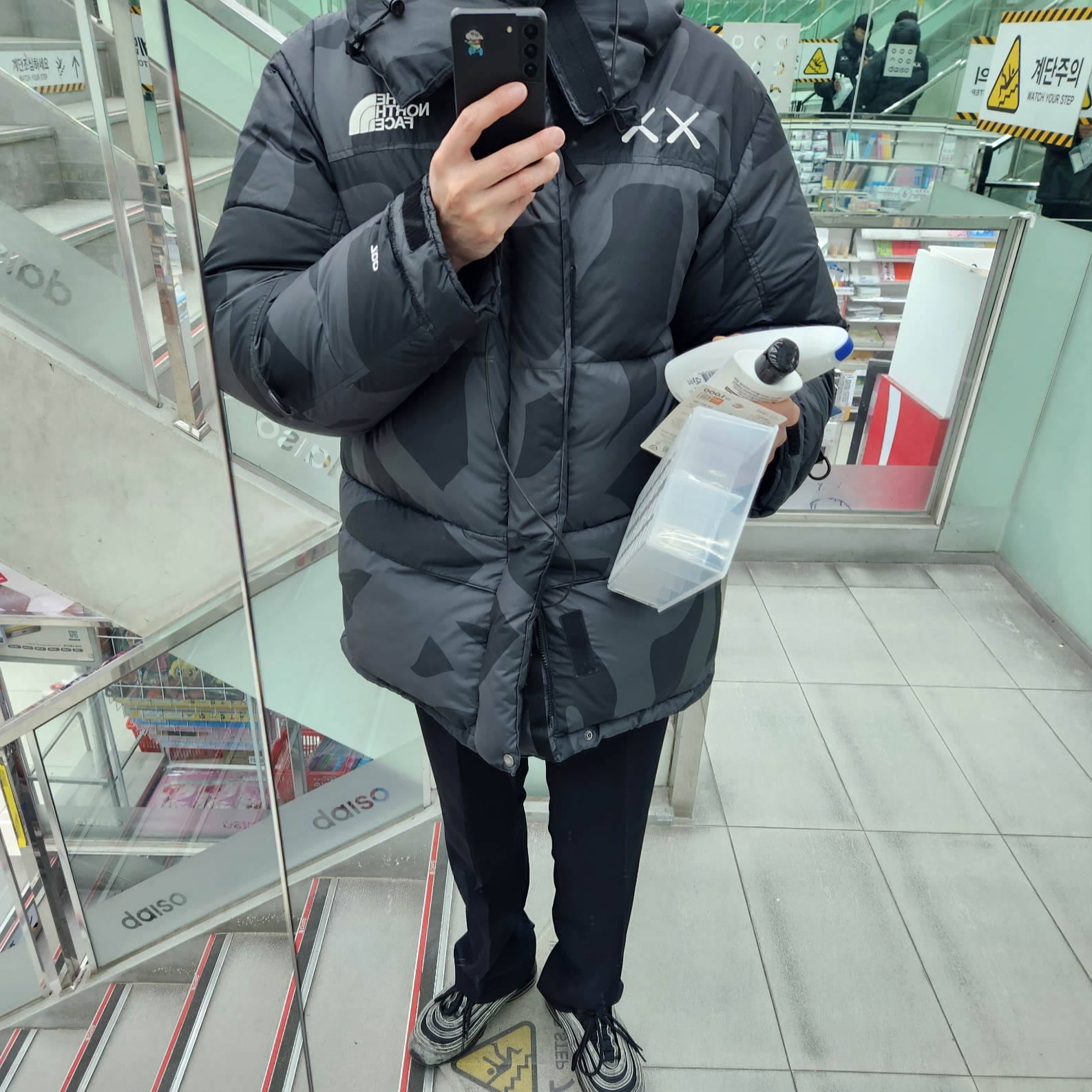 The North Face x Kaws Retro 1994 Himalayan Parka Black Print - 22FW, Nike x Comme des Garcons Air Max 97 Black 착용 스타일