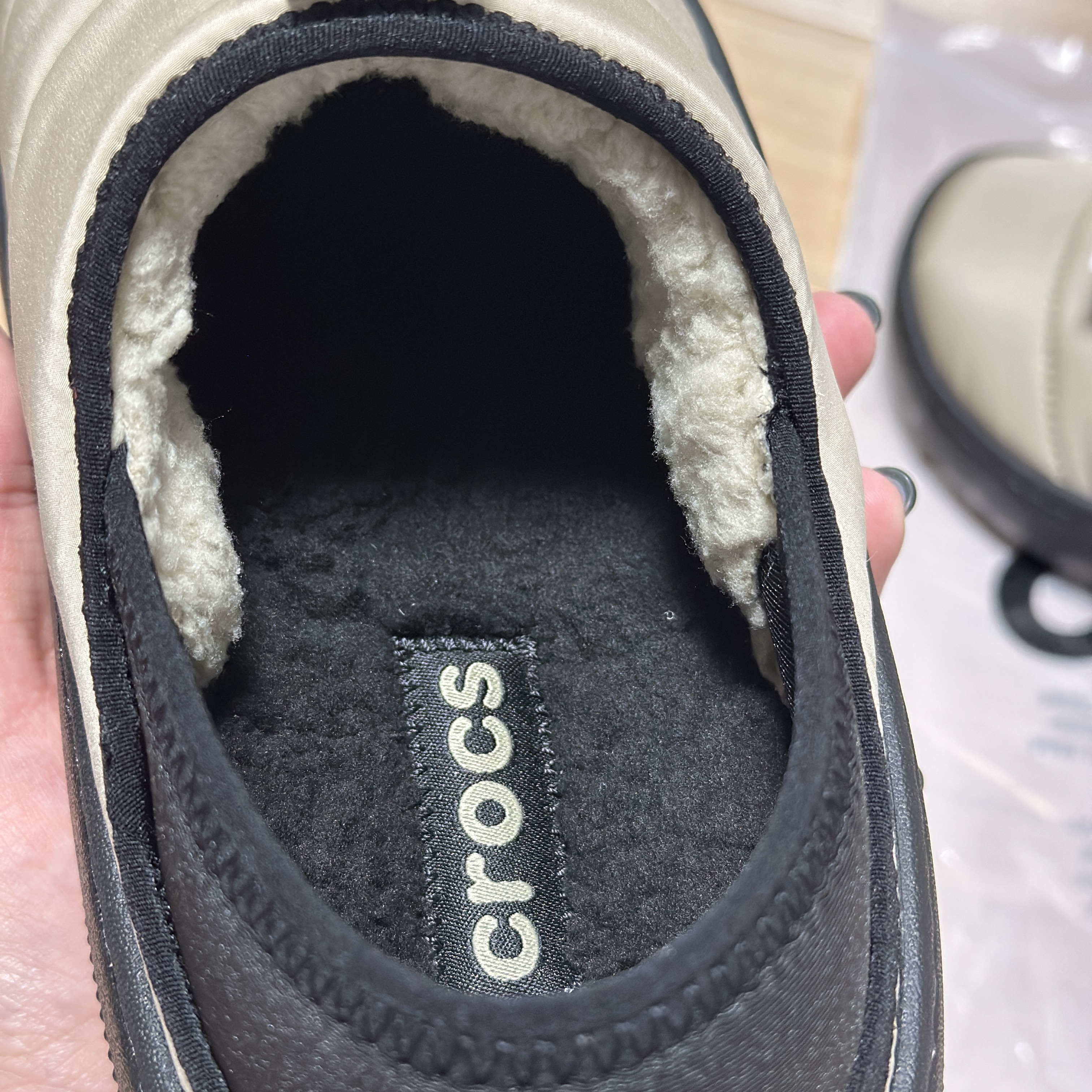 Crocs Classic Puff Moc Moth Multi 착용 스타일 - 2