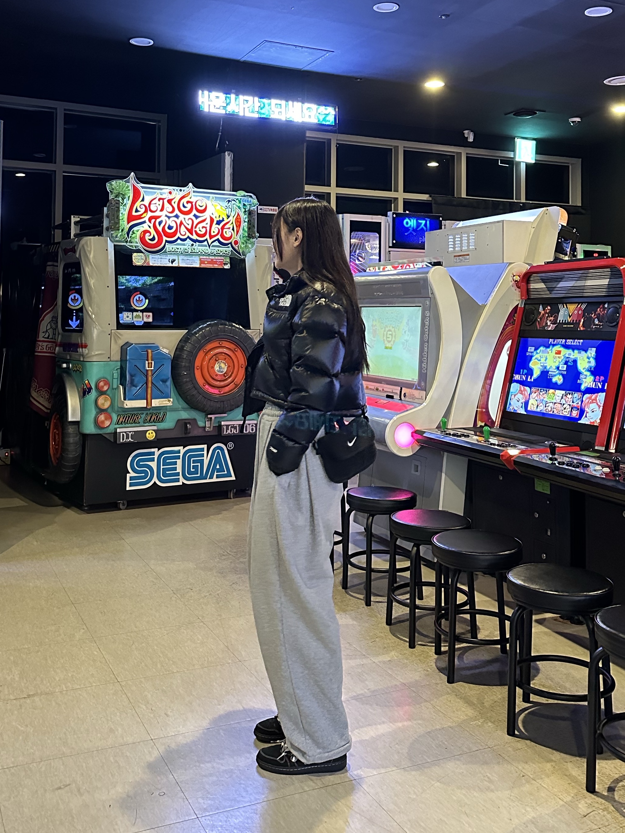 (W) The North Face Nuptse Short Jacket TNF Black, Jordan 1 x Travis Scott Retro Low OG SP Black Phantom 착용 스타일 - 2