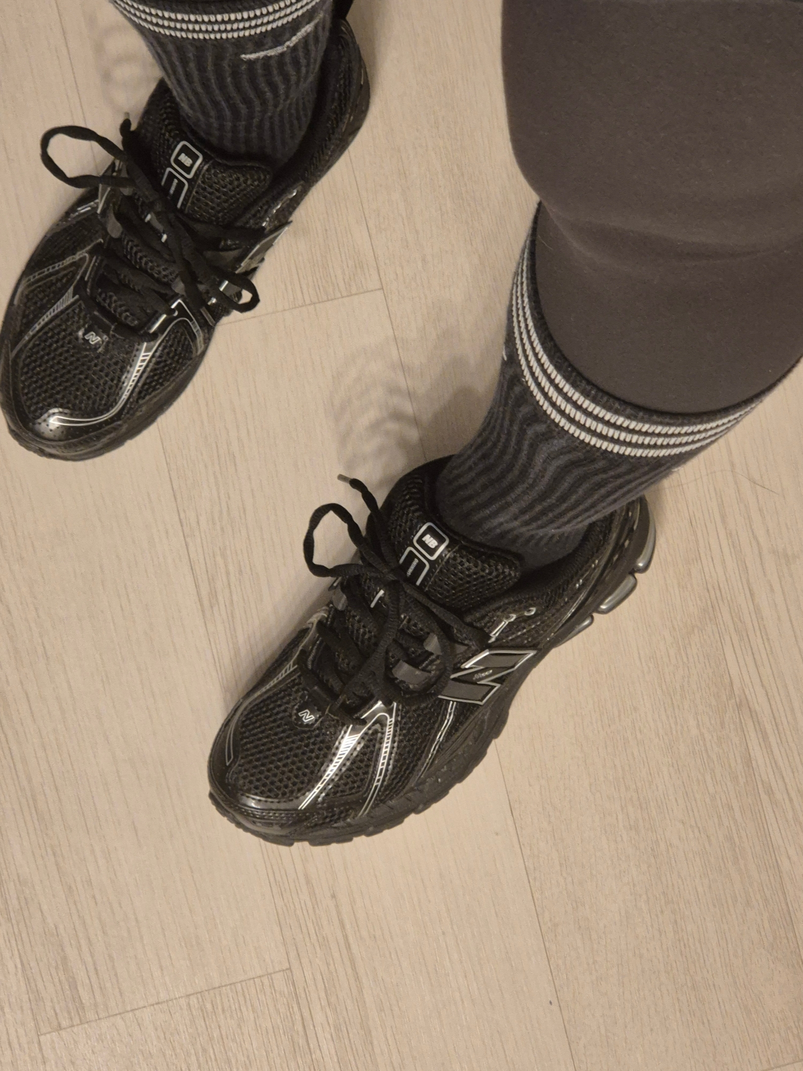 New Balance 1906R Black Silver Metallic 착용 스타일 - 2