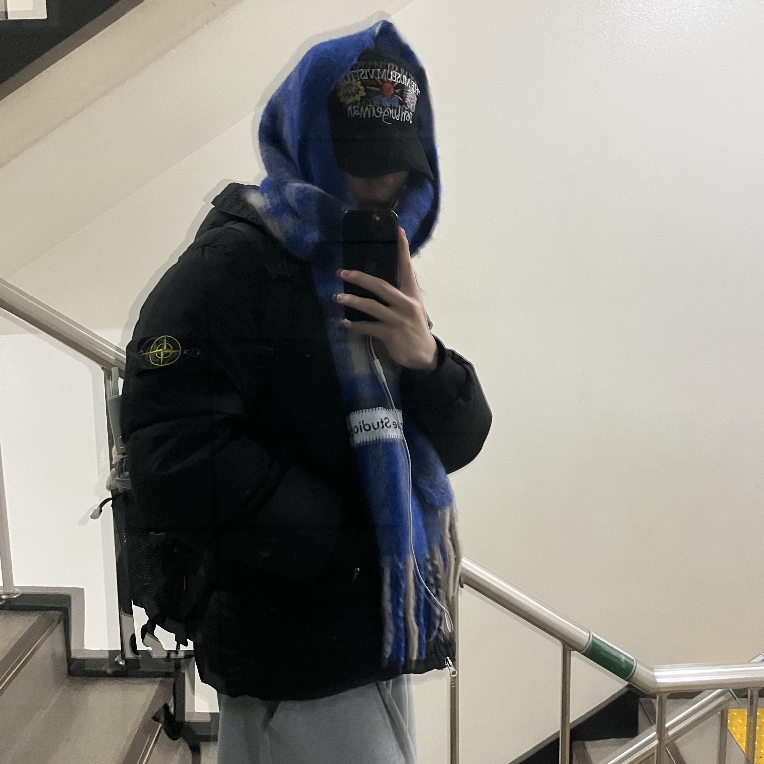 Acne Studios Mohair Tartan Muffler Electric Blue Beige, The Museum Visitor x Jon Burgerman Pinky Winky & Charlie Ball Cap Black 착용 스타일