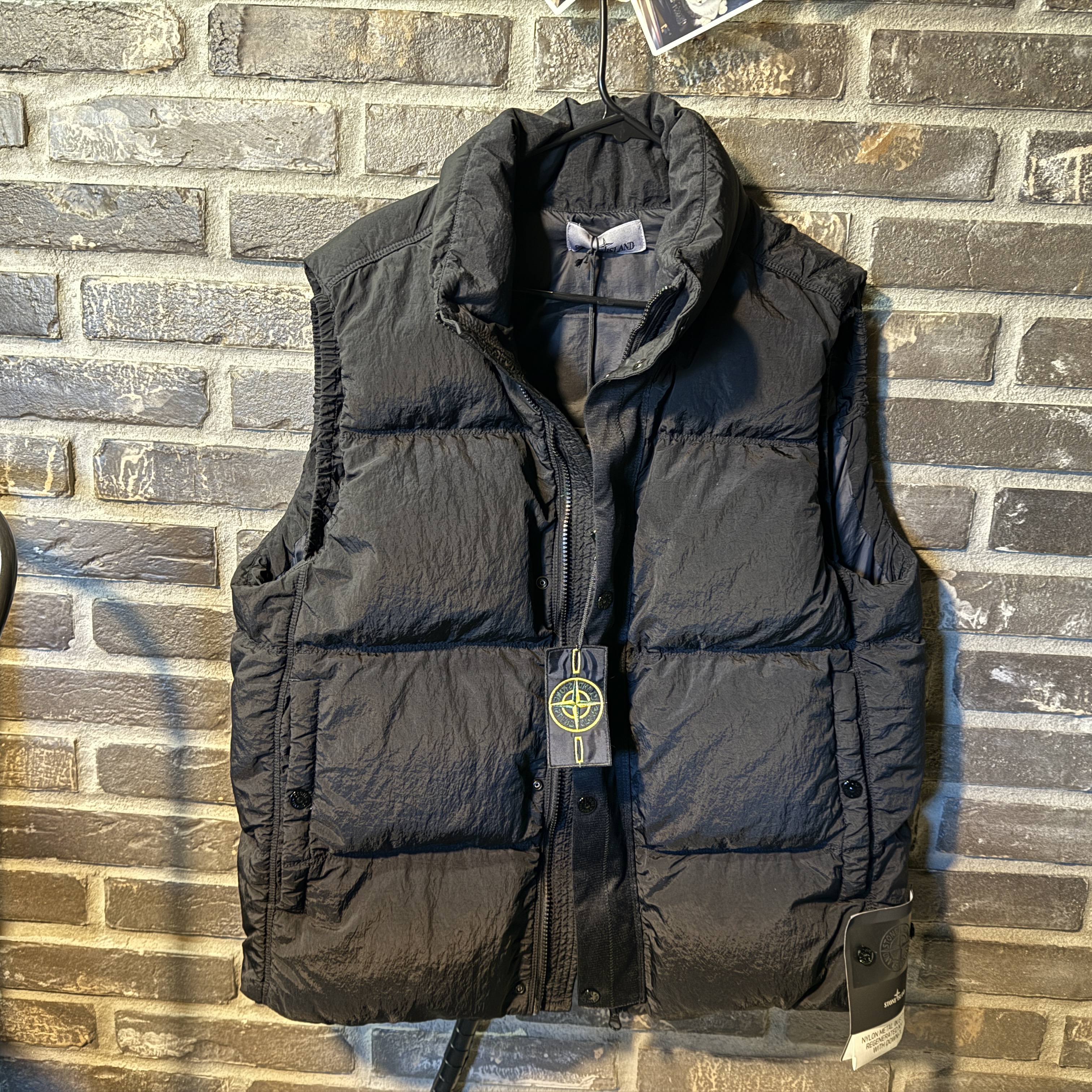Stone Island G0419 Nylon Metal in Econyl Down Zip Vest with Anti Drop Black - 24FW 착용 스타일
