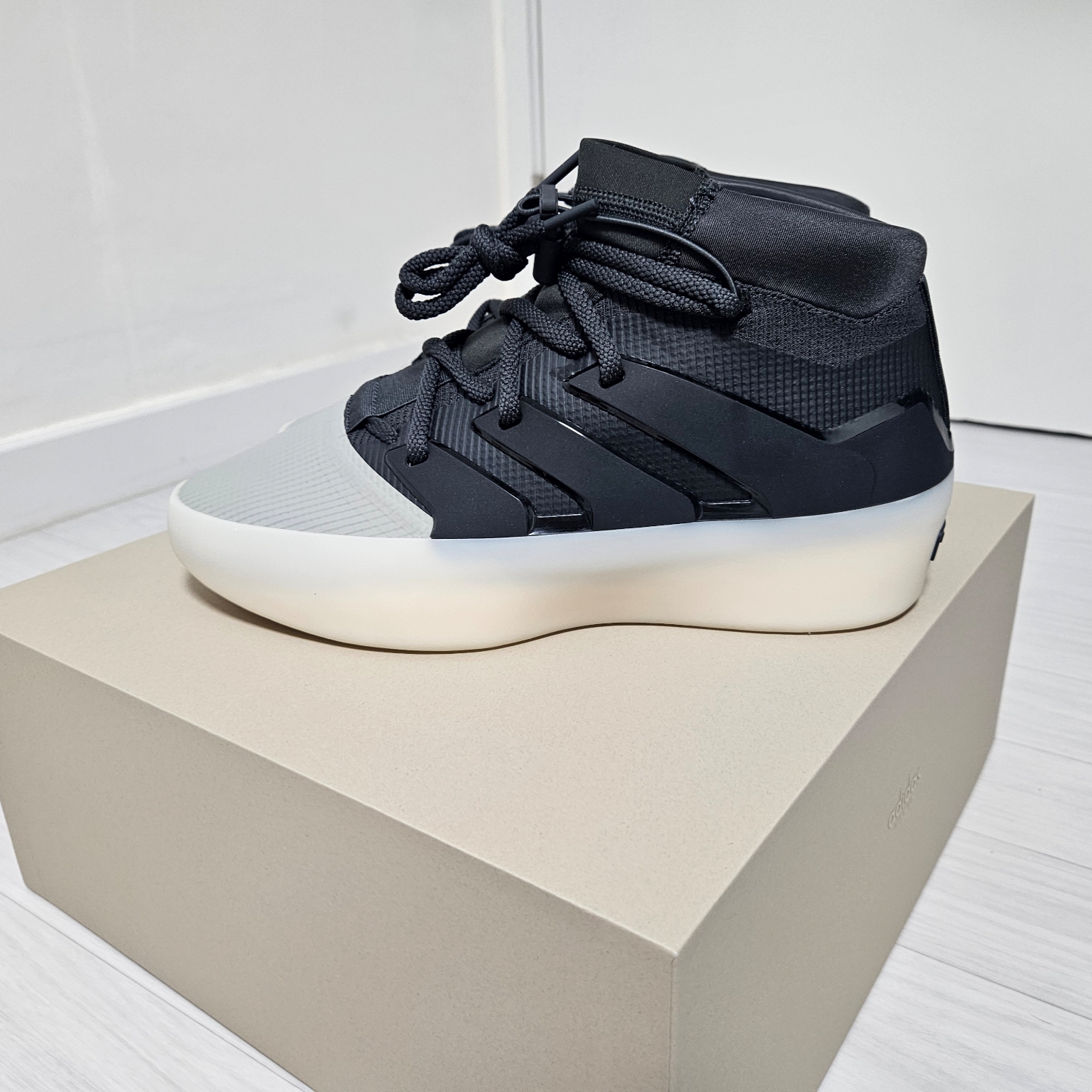 Adidas x Fear of God Athletics I Basketball Carbon Sesame 착용 스타일 - 1