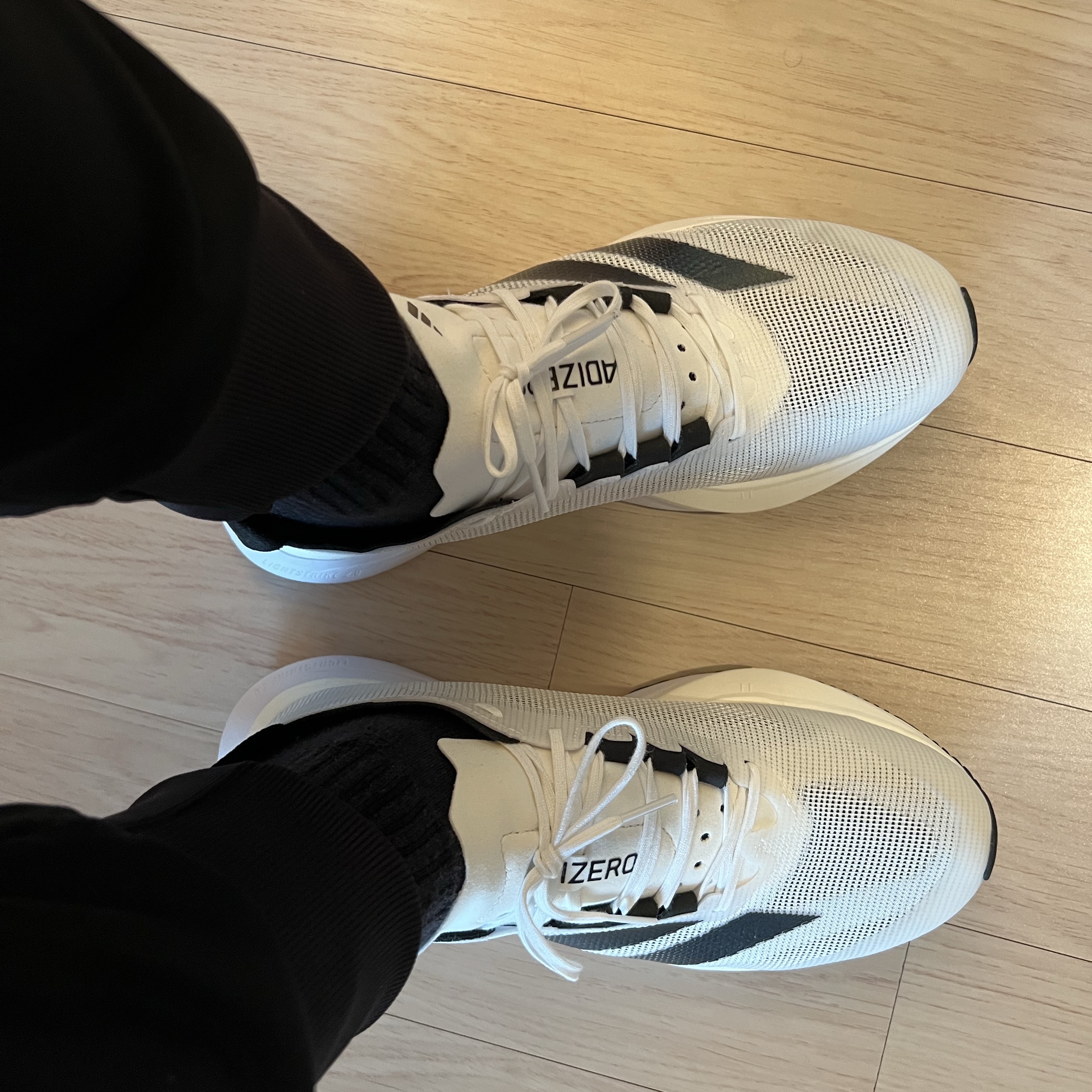 Adidas Adizero Boston 12 Cloud White Core Black Night Metallic 착용 스타일