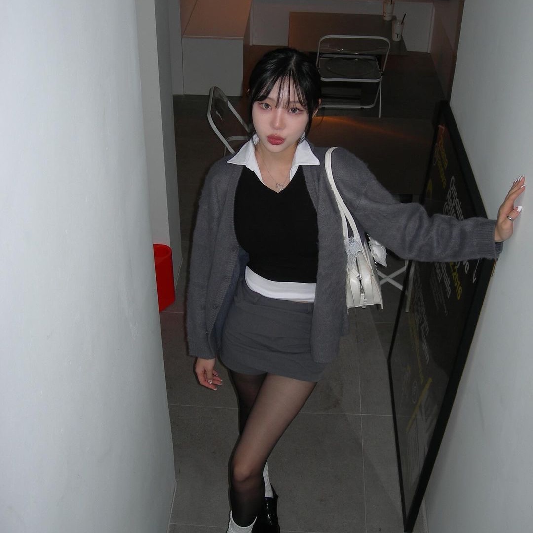 MELLOW Check Brushed Cardigan Grey 착용 스타일 - 4
