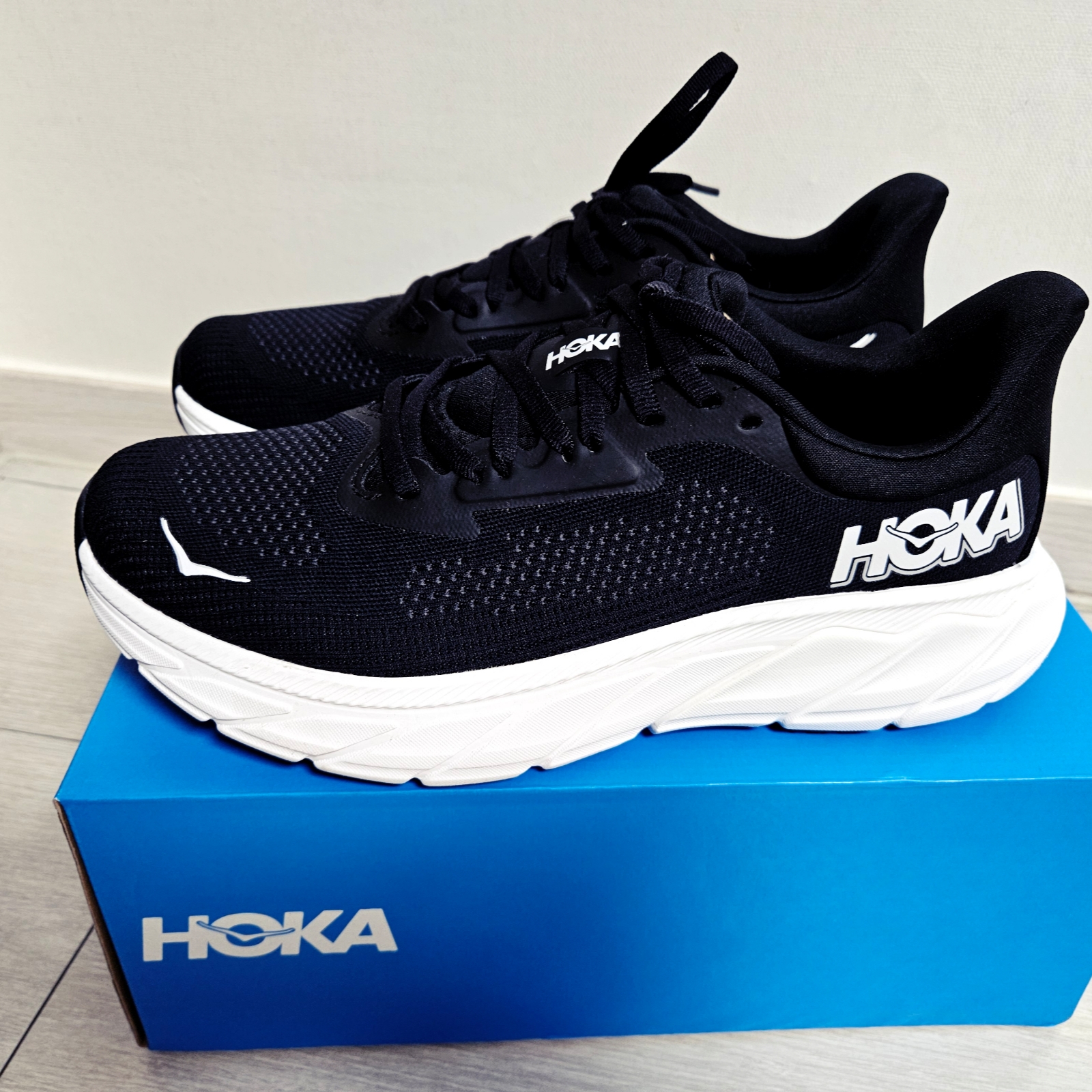 Hoka Arahi 7 Black White 착용 스타일 - 1