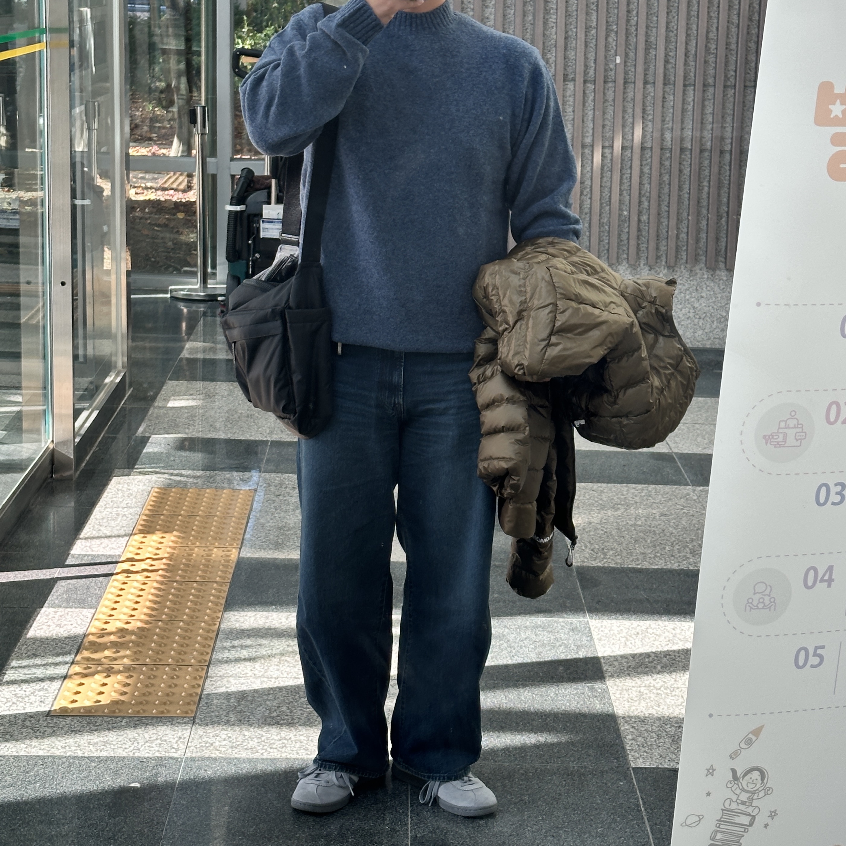 Adidas Stadt Grey Three Grey Five, Uniqlo Multi Pocket Shoulder Bag Black 착용 스타일