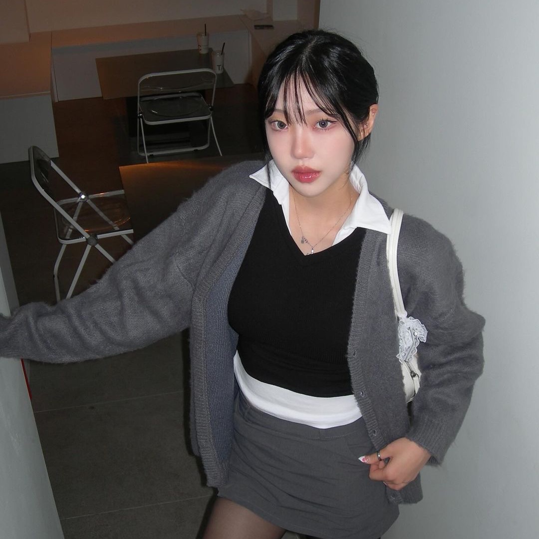 MELLOW Check Brushed Cardigan Grey 착용 스타일 - 2