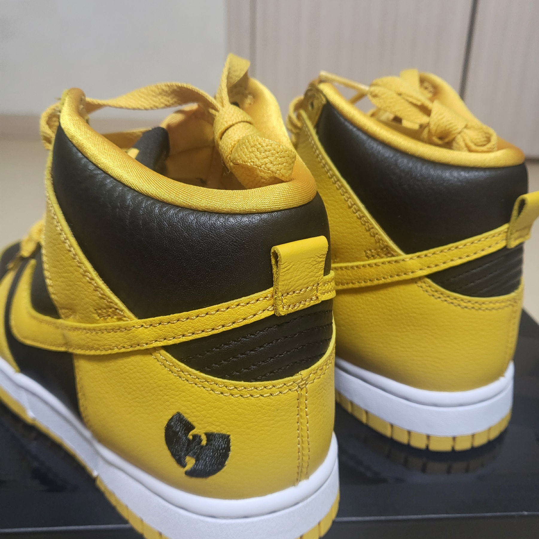 Nike Wu-Tang Clan Dunk High Black and Pollen 착용 스타일 - 2