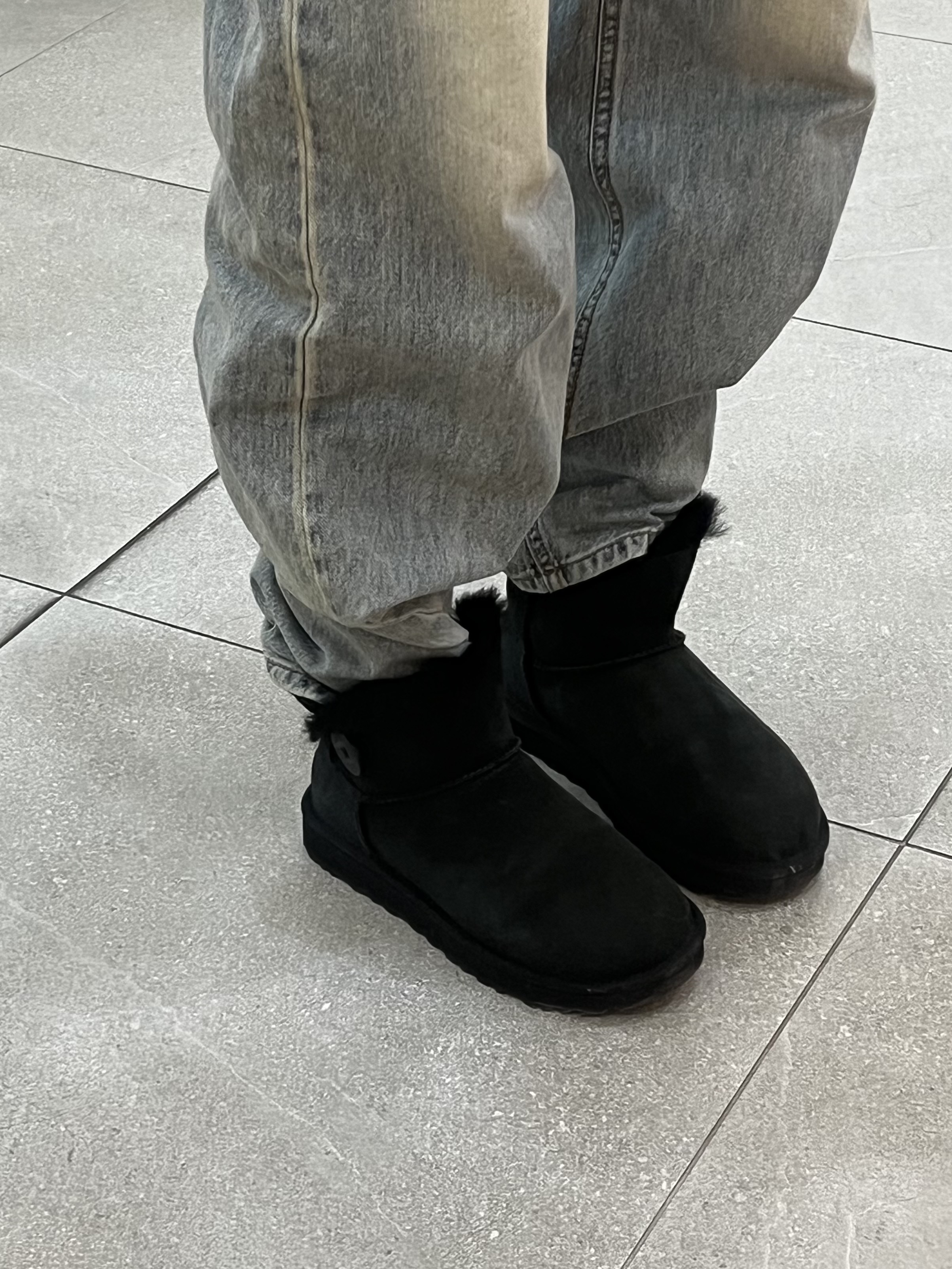 (W) UGG Mini Bailey Button II Boots Black 착용 스타일 - 3