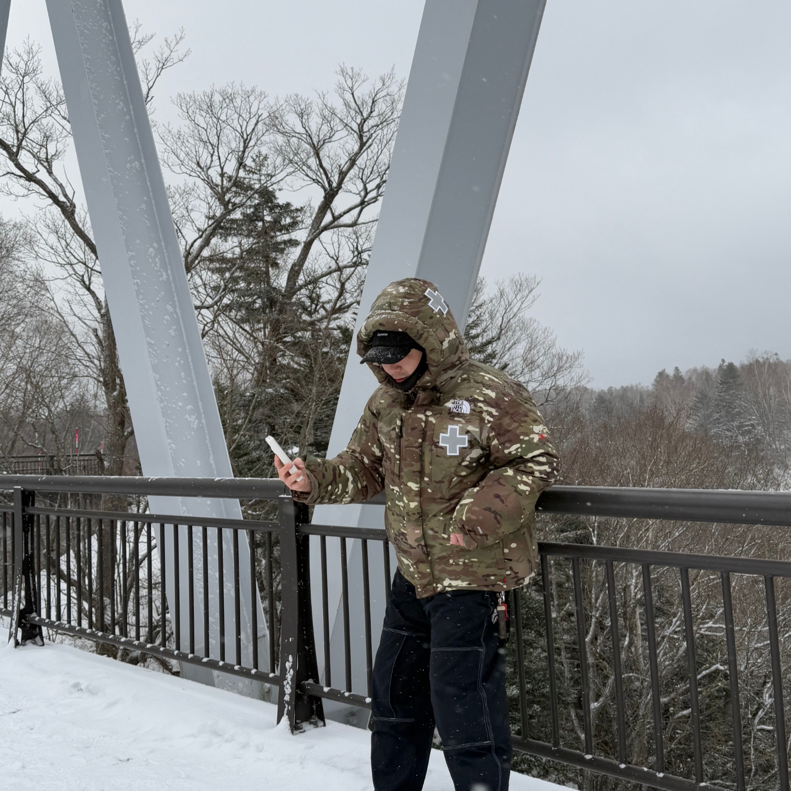 Supreme Windstopper Facemask 6-Panel Black - 22FW, Supreme x The North Face Summit Series Rescue Baltoro Jacket Multi Camo - 22SS 착용 스타일 - 2