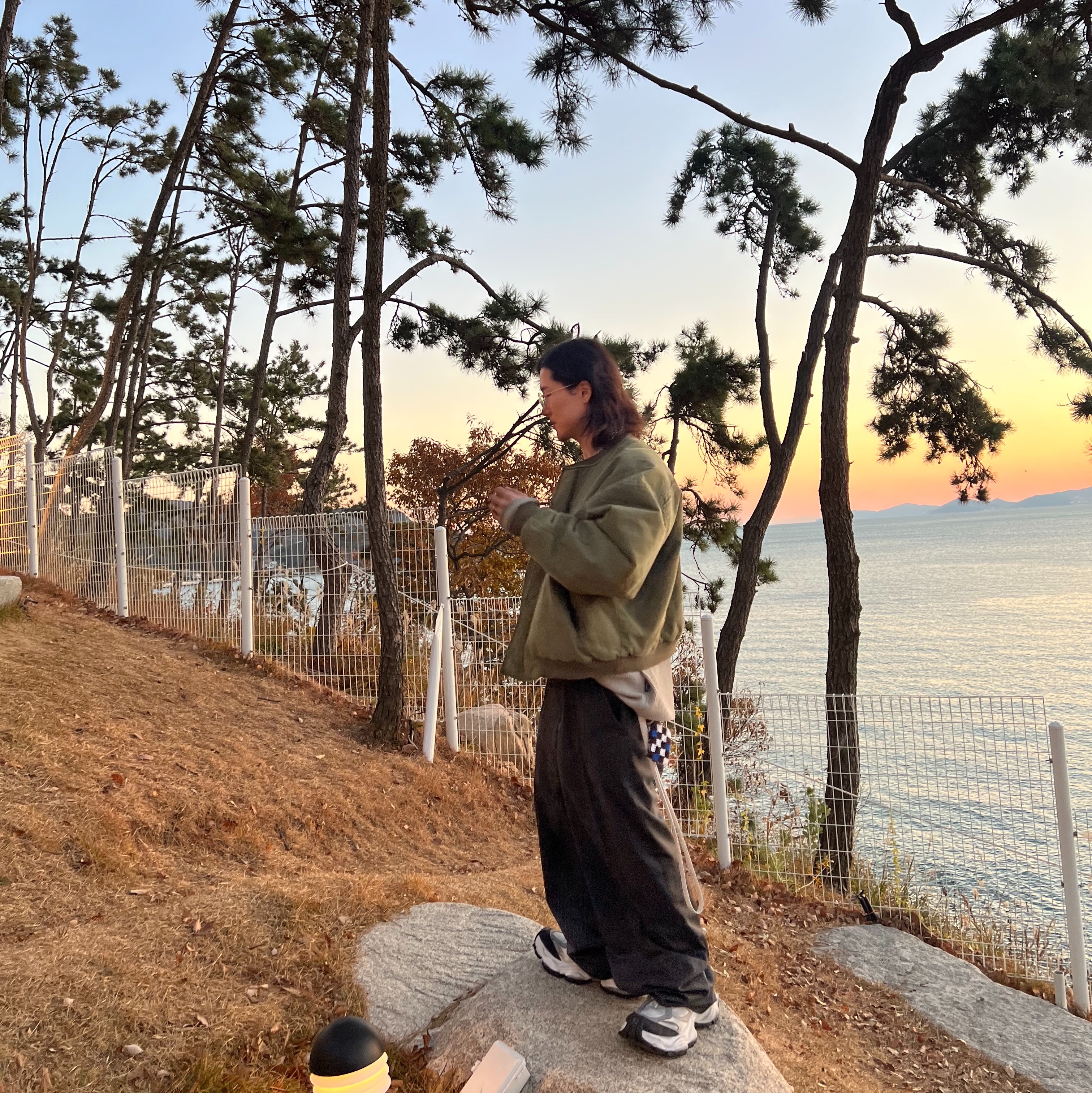 Nonnod Sulfur Dye Serge Bomber Jacket Vintage Khaki, Balenciaga Cargo Sneakers White Grey 착용 스타일 - 2