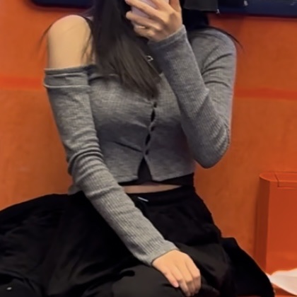 (W) Threetimes Jewel Tank Top Cropped Length Black, (W) Threetimes One-Shoulder Button Melange T-Shirt Grey Melange 착용 스타일 - 1