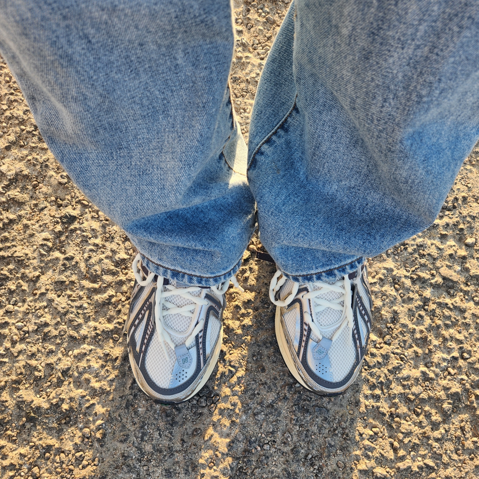 New Balance 1906A Silver Metallic Castlerock 착용 스타일 - 1