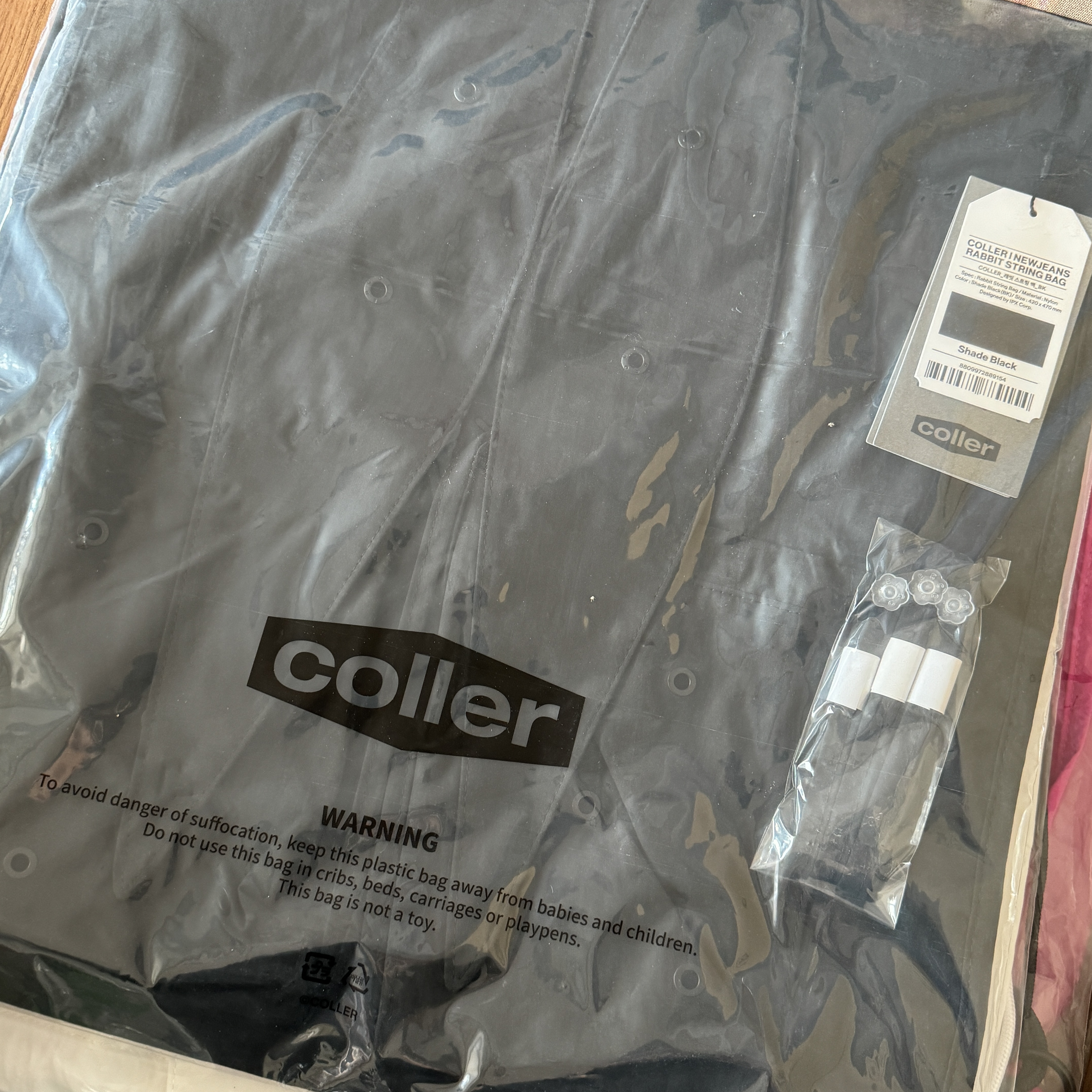 NewJeans x Coller Rabbit String Bag Shade Black 착용 스타일