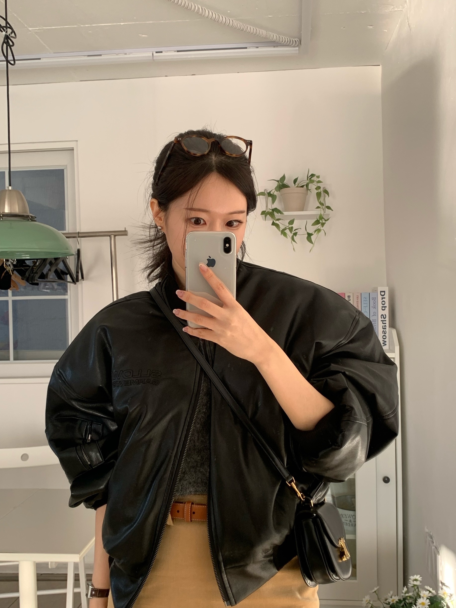 Celine Mini Besace Clea In Patent Calfskin Black 착용 스타일