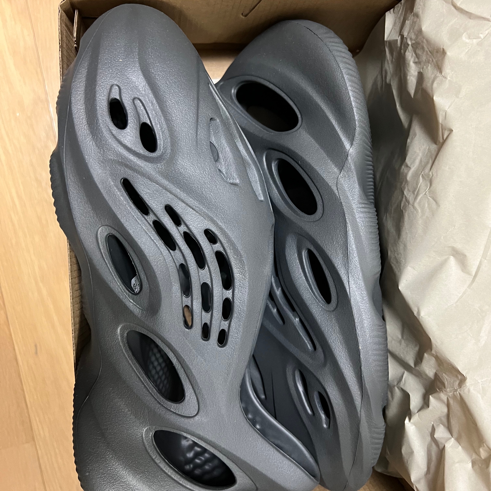 Adidas Yeezy Foam RNNR Onyx 착용 스타일