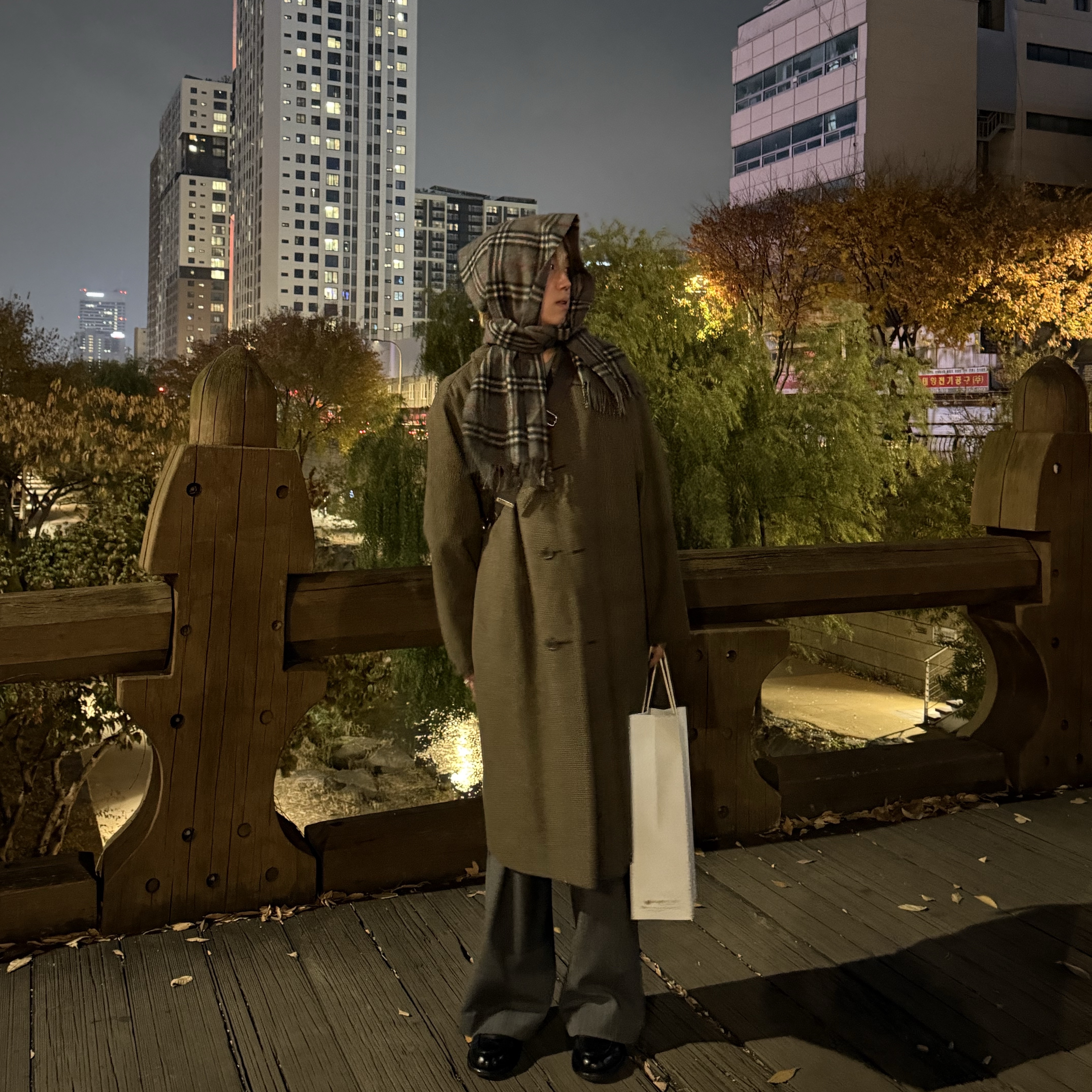 Burberry Classic Check Cashmere Muffler Grey 착용 스타일 - 1