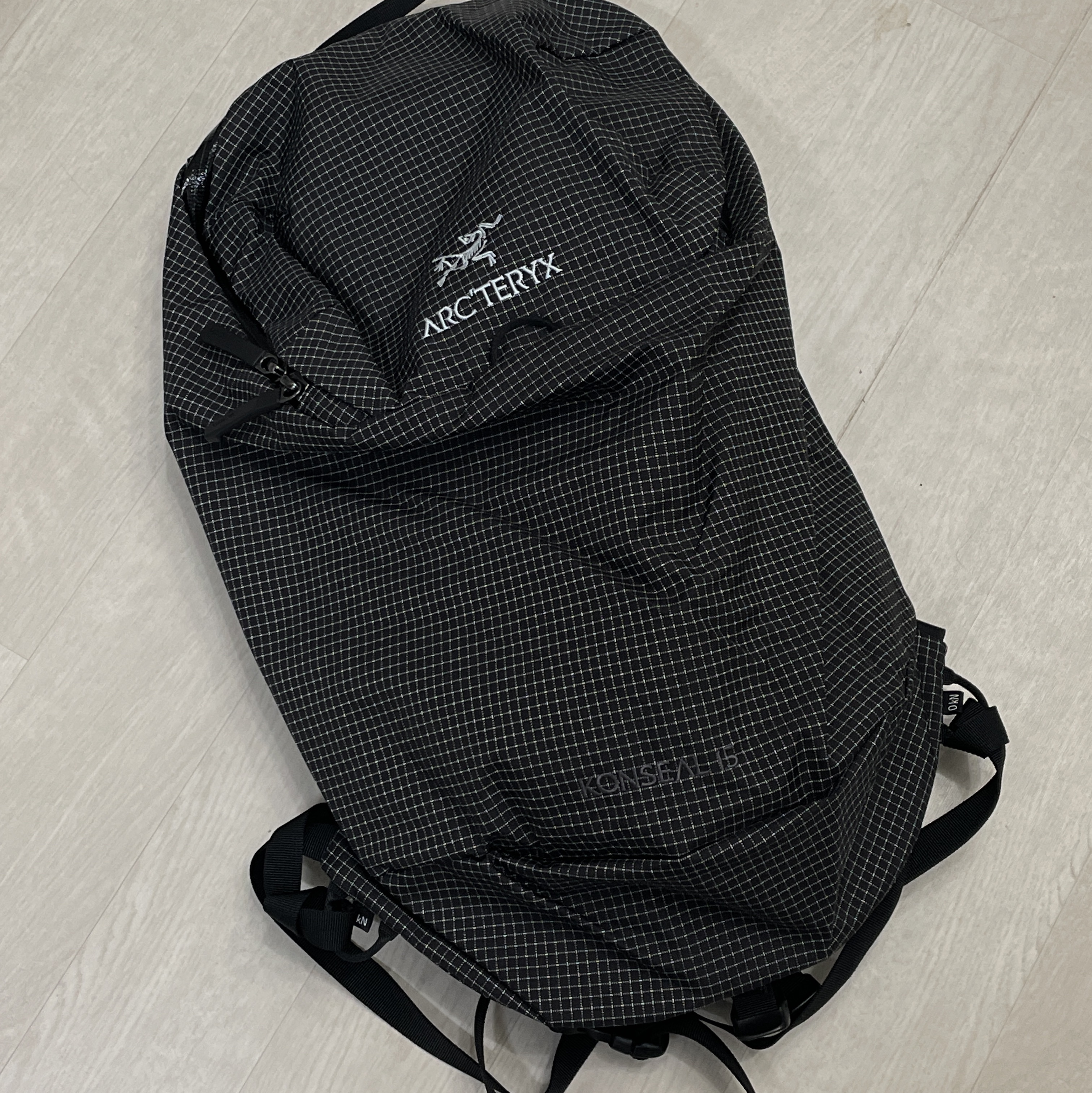 Arc'teryx Konseal 15 Backpack Black 착용 스타일