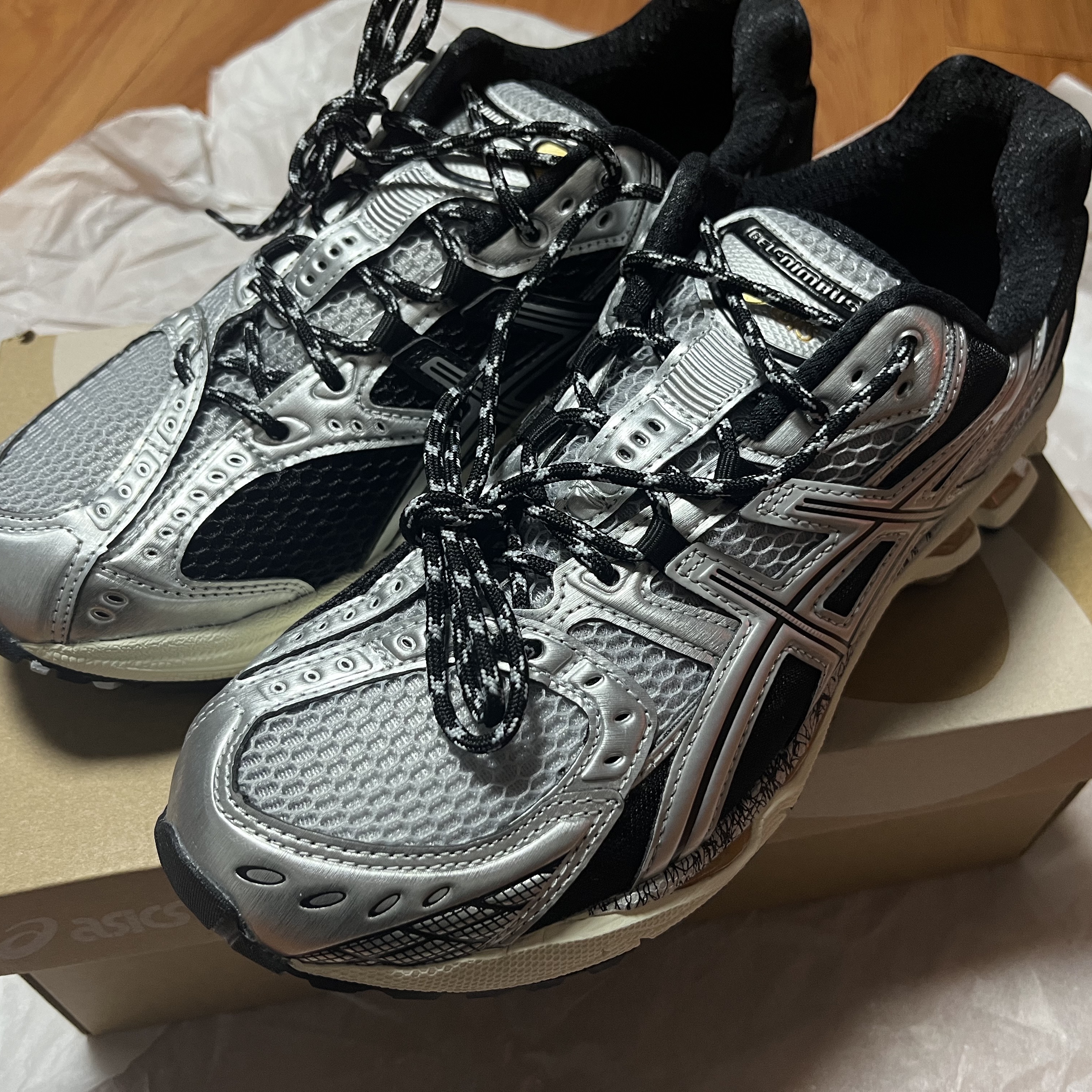 Asics Gel-Nimbus 10.1 Piedmont Grey Pure Silver 착용 스타일 - 2