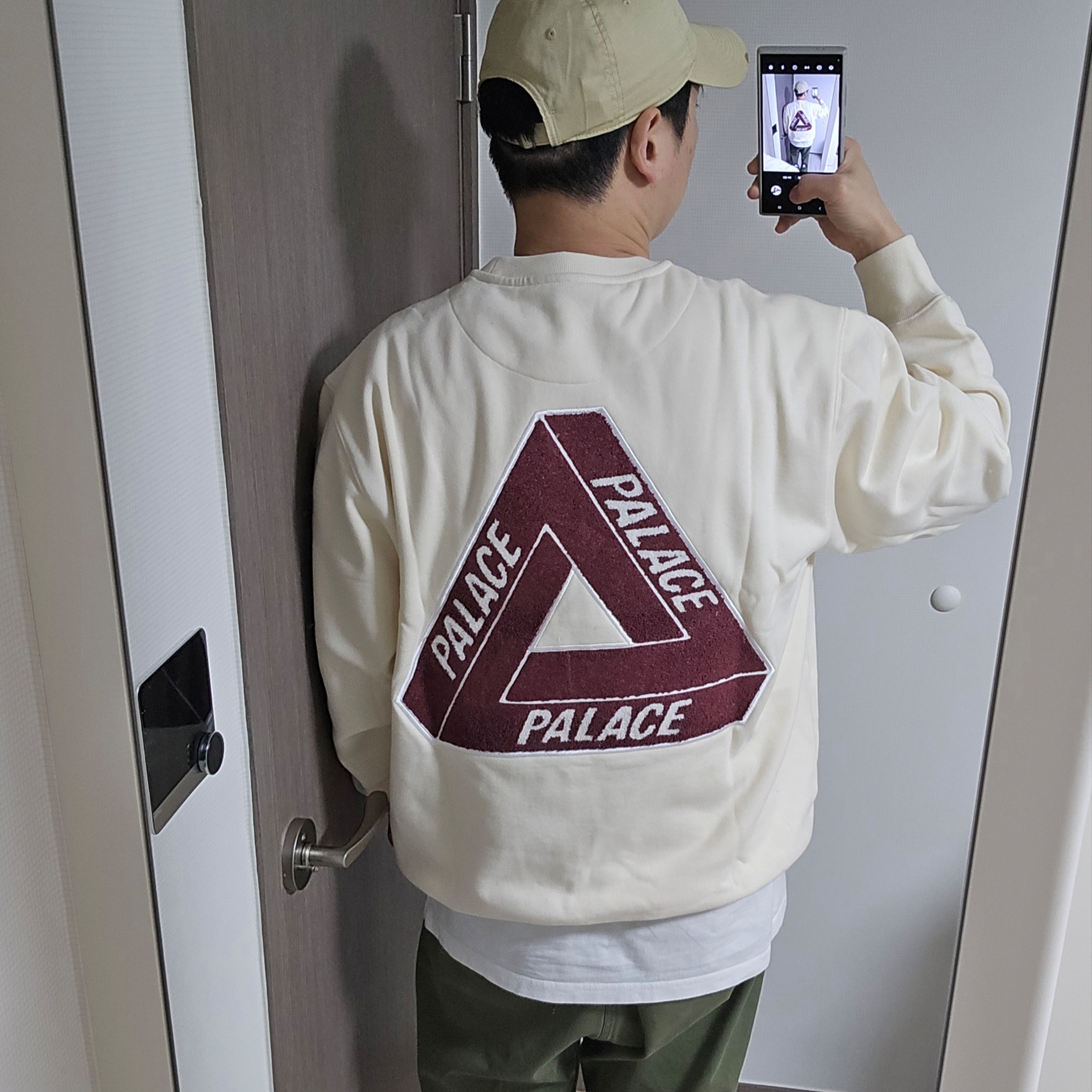 Palace Chenille Tri-Ferg Crew Soft White - 24FW 착용 스타일