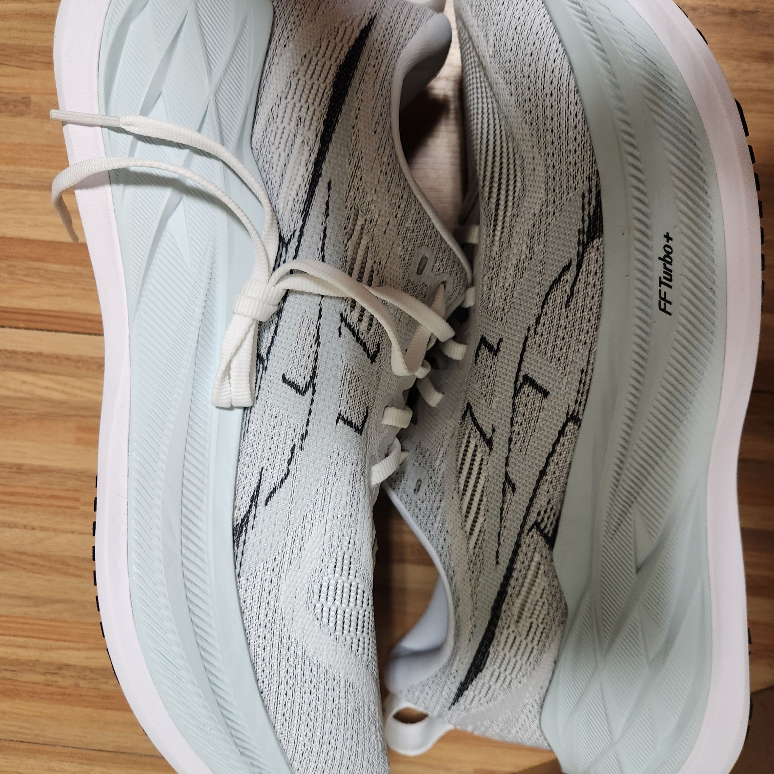 Asics Superblast 2 White Cool Grey 착용 스타일 - 1