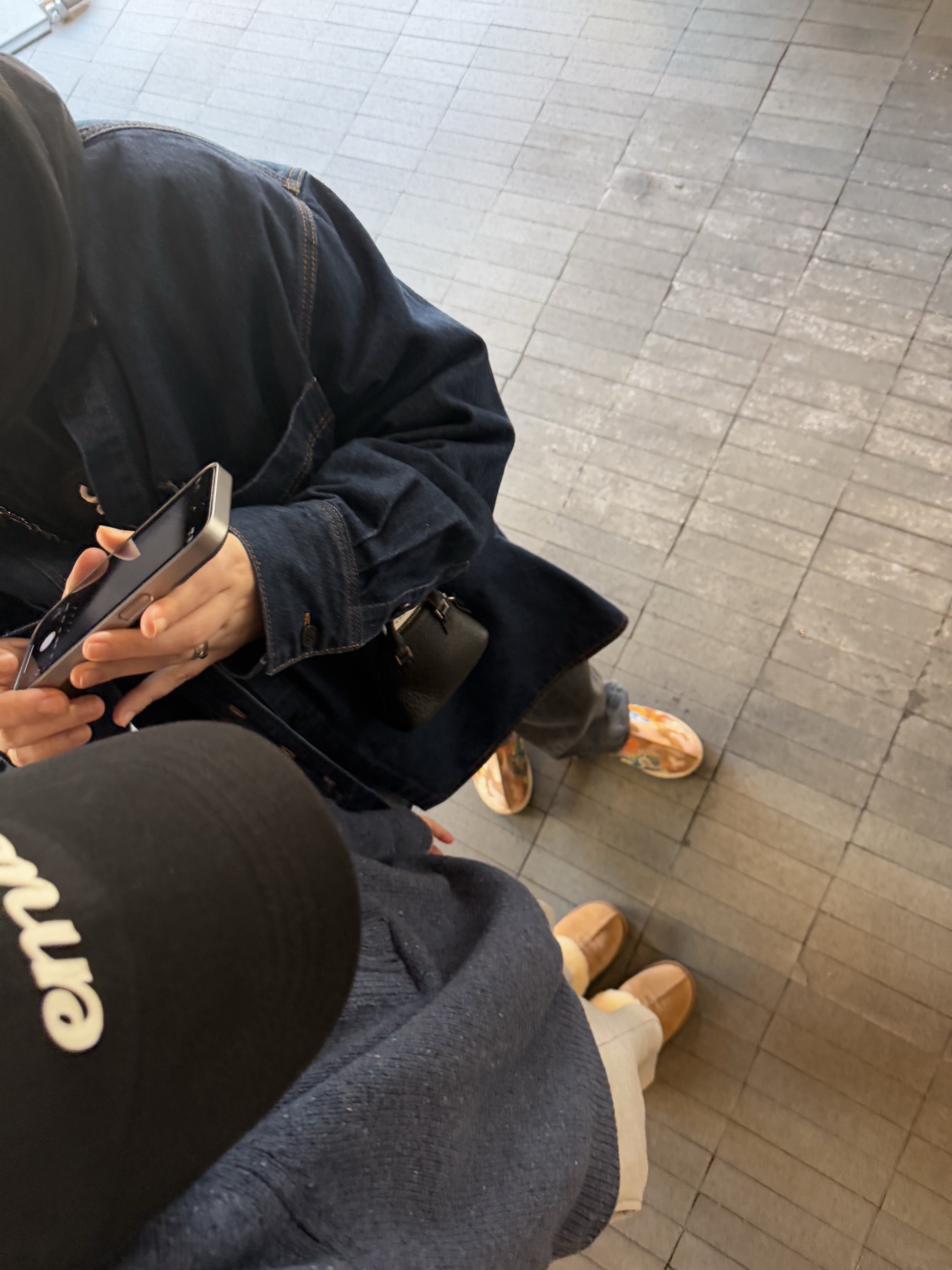 Supreme Cross Box Logo Hooded Sweatshirt Black - 20FW, Maison Margiela 5AC Classique Baby Bag Black 착용 스타일 - 6