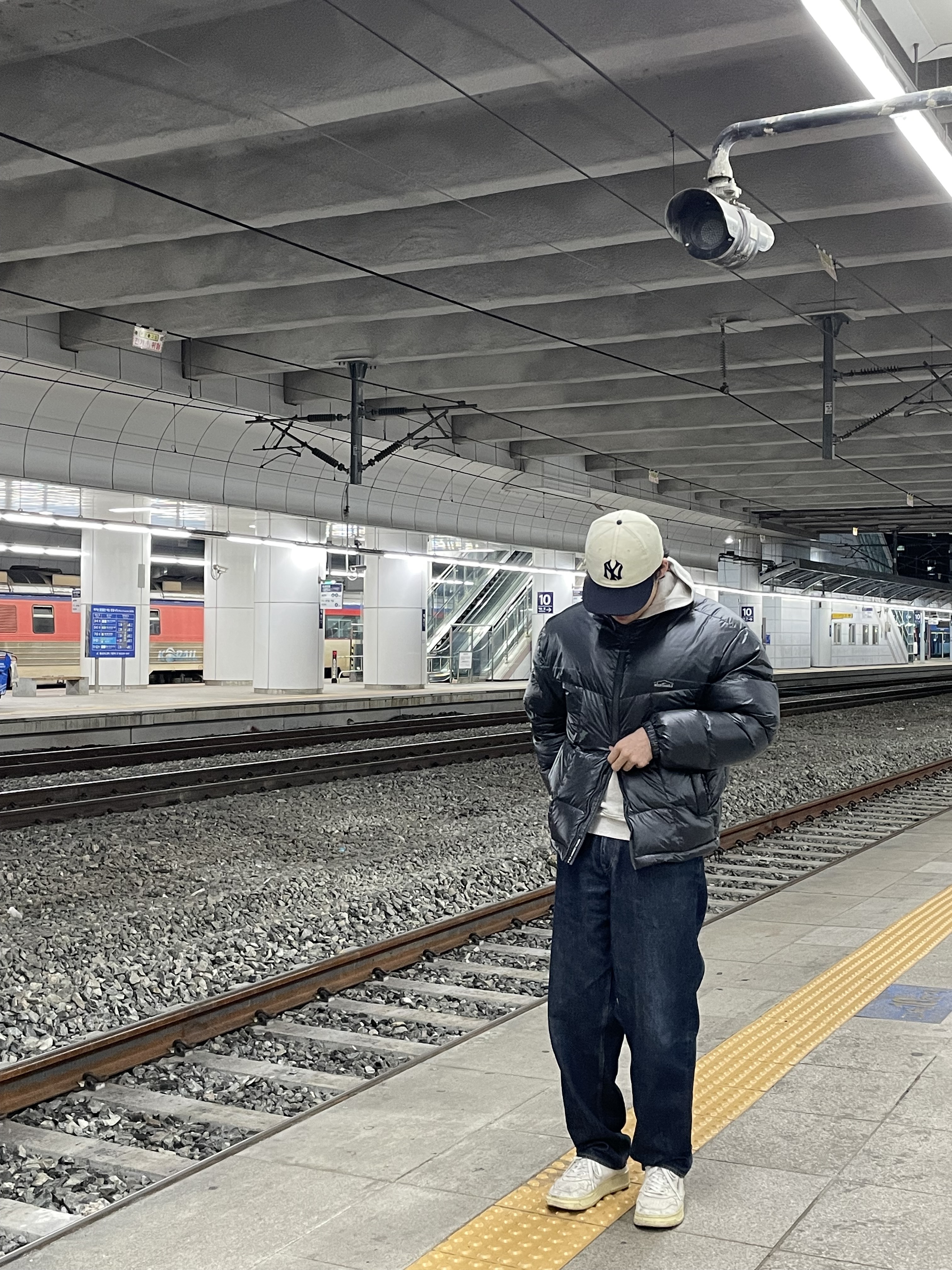 Wildthings Mountain Field Down Puffer Graphite 착용 스타일 - 1