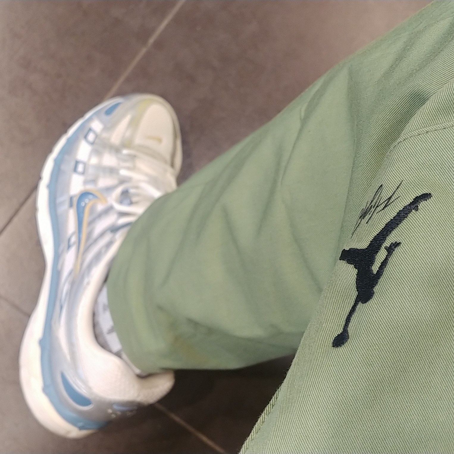 Jordan Essentials Chicago Pants Sky J Light Olive Black - Asia, Nike P-6000 White Metallic Silve Pale Ivory Aegean Storm 착용 스타일 - 1