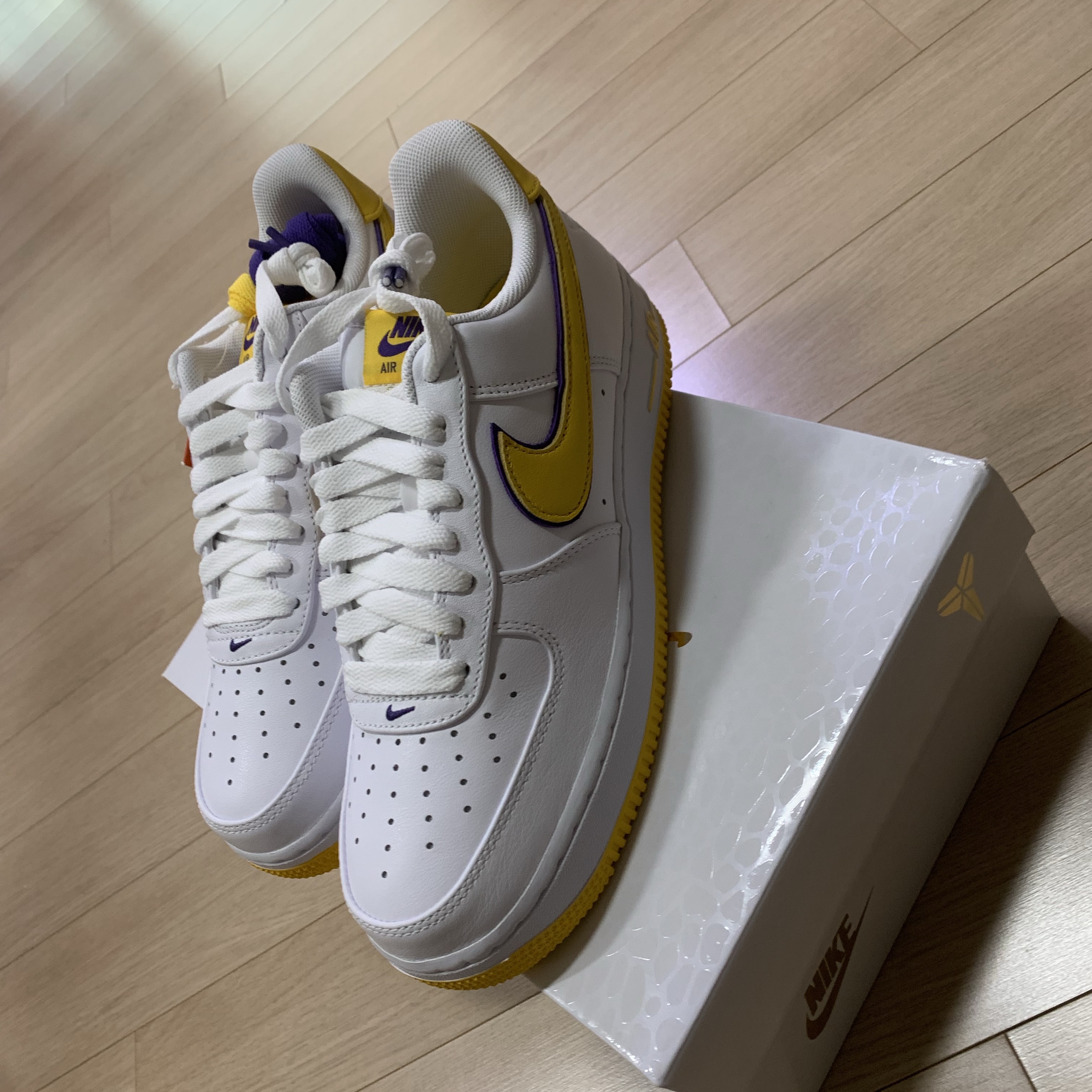 Nike x Kobe Bryant Air Force 1 Low Retro QS Varsity Maize and Varsity Purple 착용 스타일 - 2