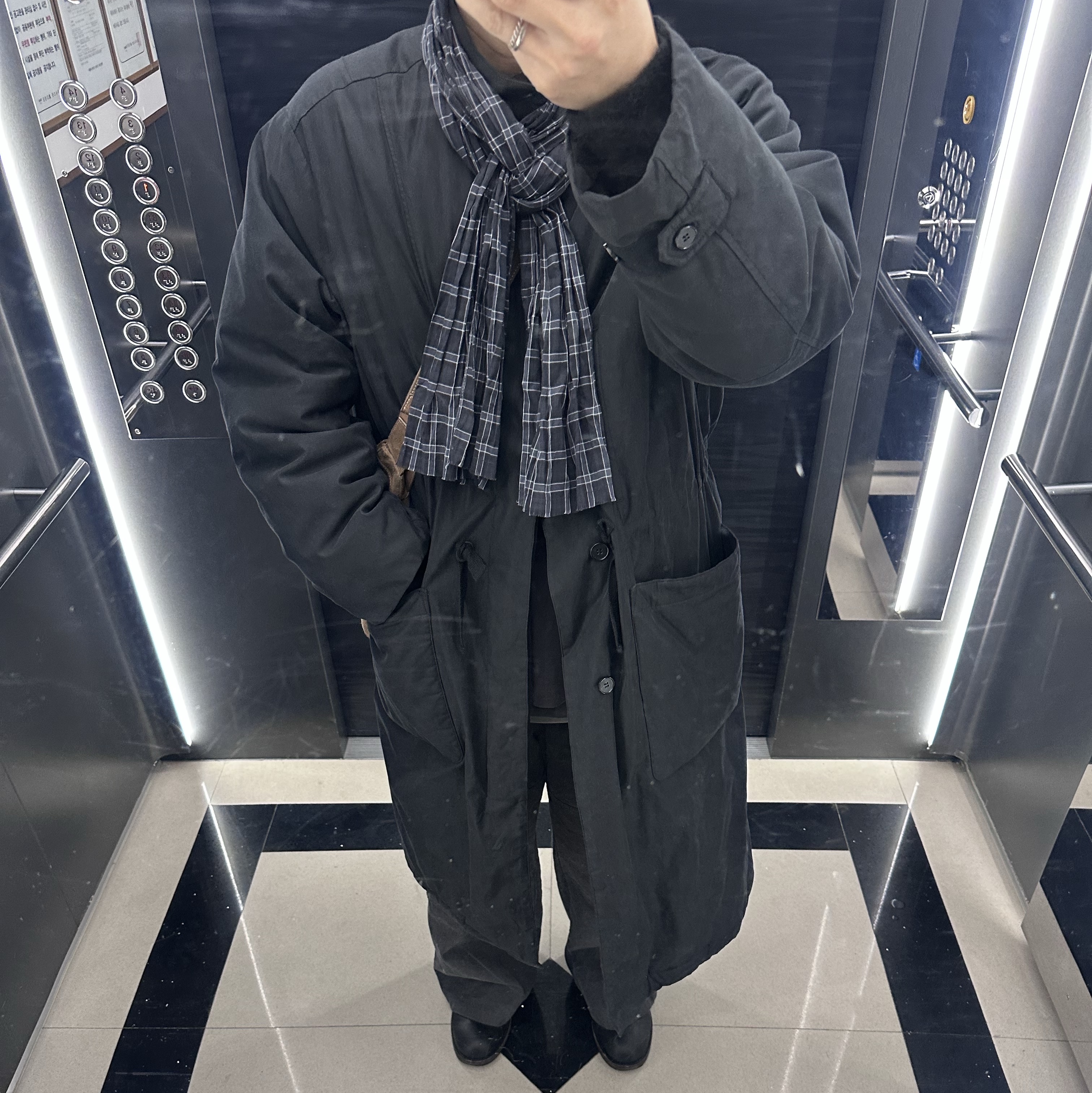 Polyteru Heavy Dell Coat Black 착용 스타일