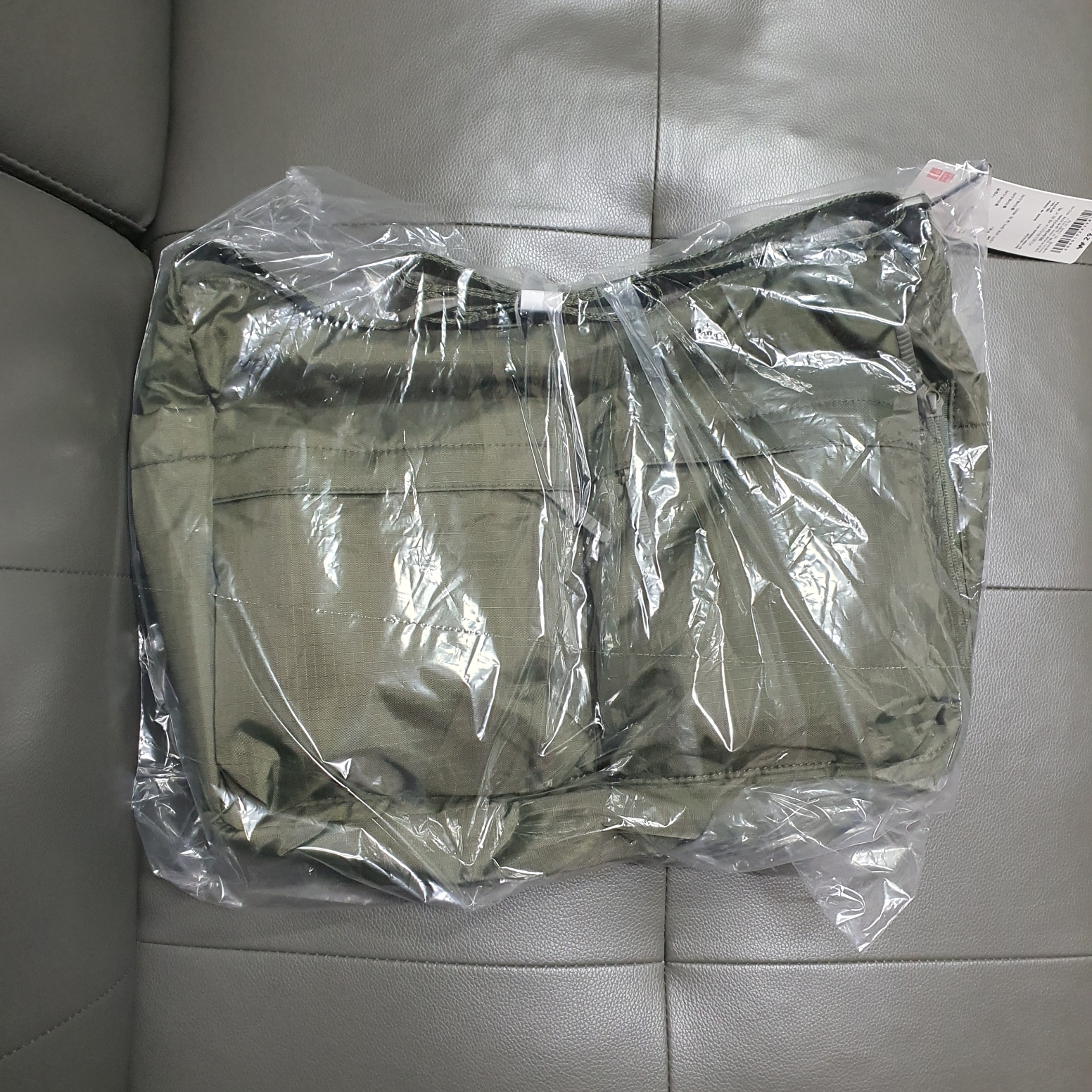 Uniqlo Multi Pocket Shoulder Bag Olive 착용 스타일