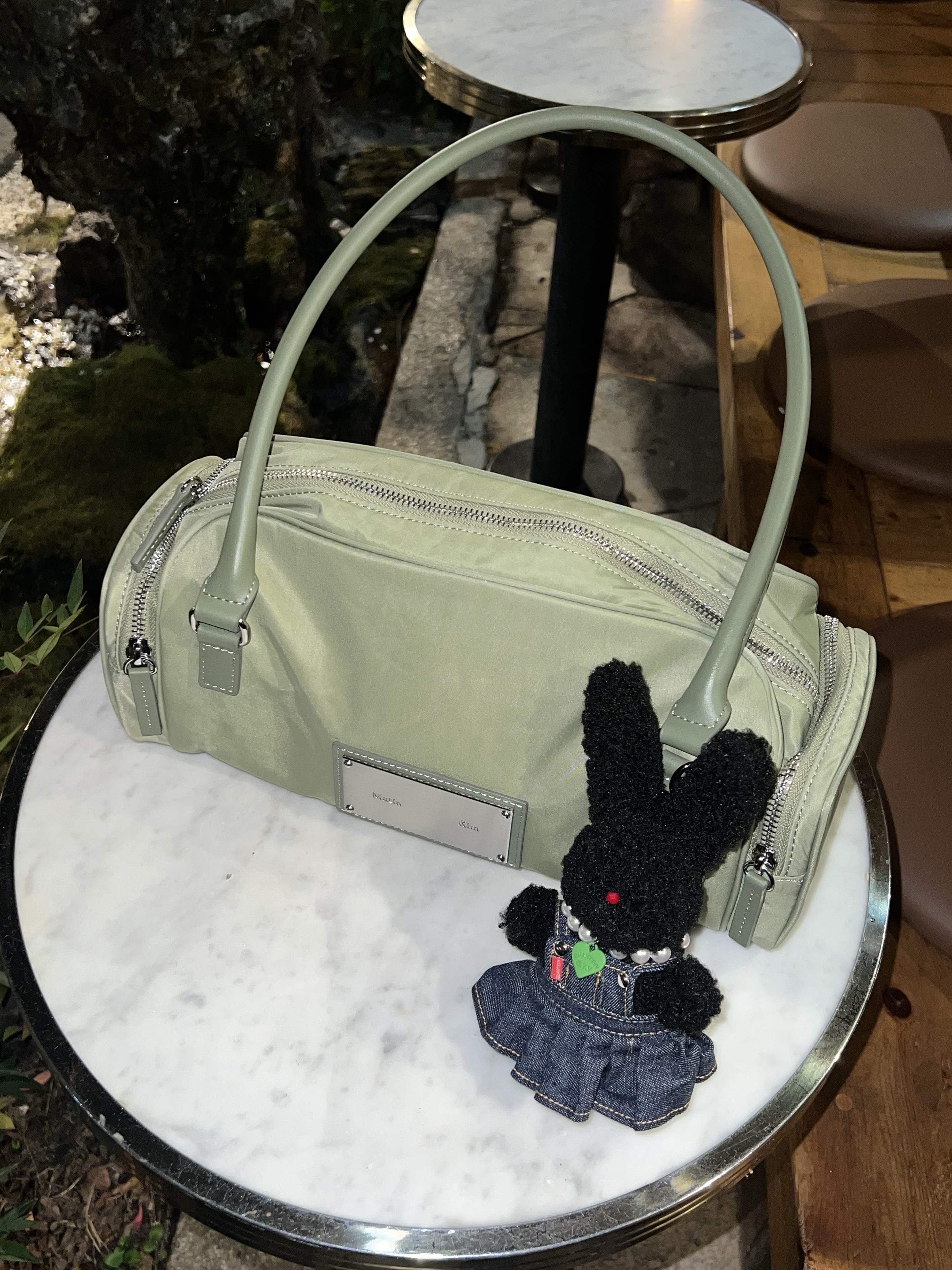 Matin Kim Sporty Tote Bag Black, Matin Kim Sporty Tote Bag Light Khaki 착용 스타일 - 9