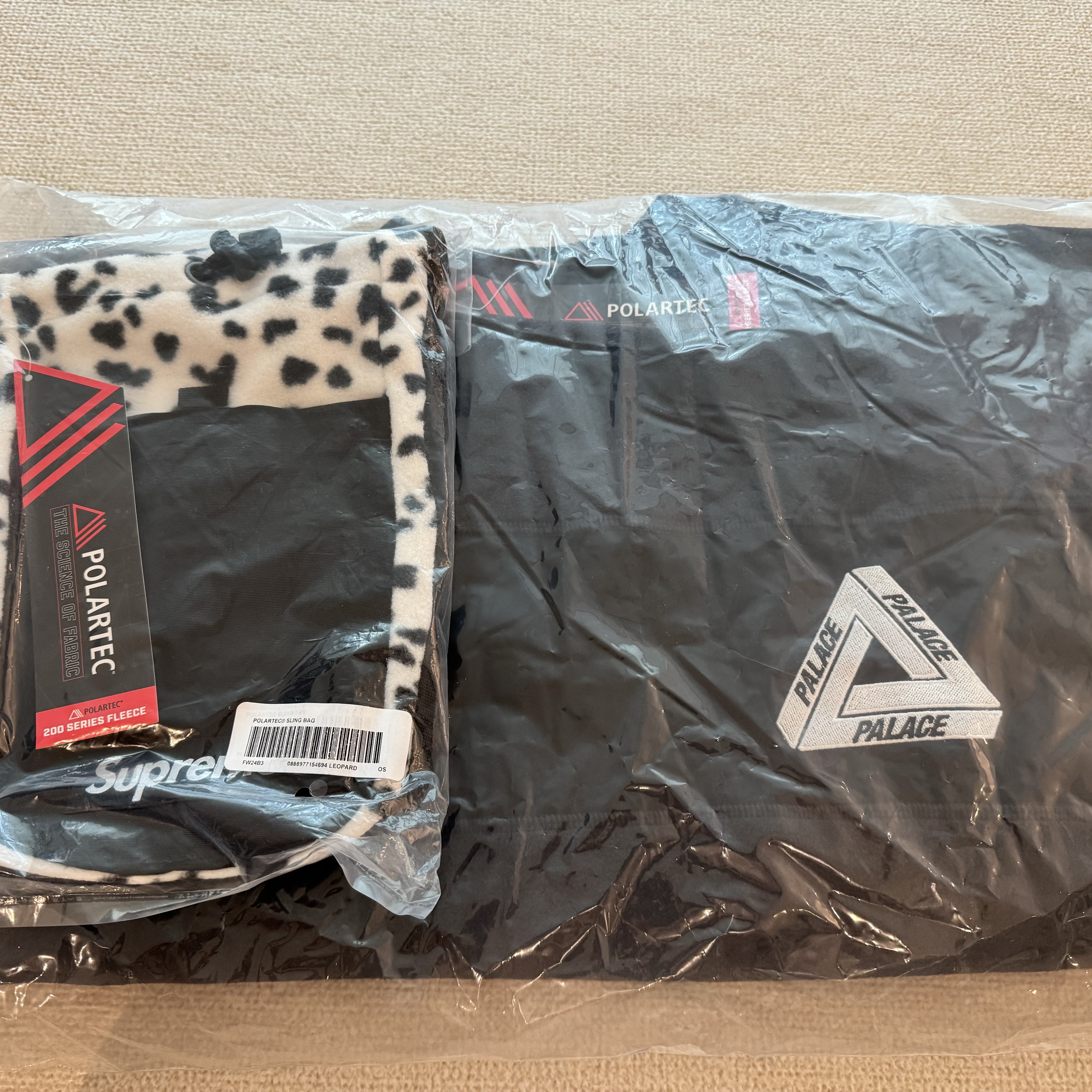 Palace Polartec 200 Crew Black - 24FW, Supreme Polartec Sling Bag Leopard - 24FW 착용 스타일