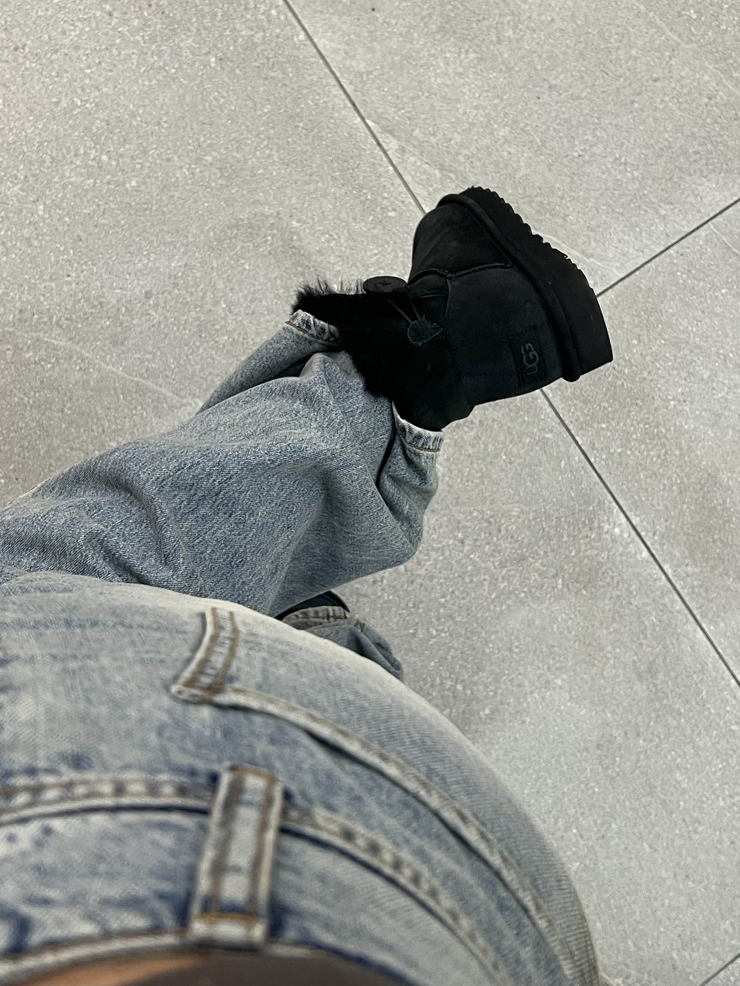 (W) UGG Mini Bailey Button II Boots Black 착용 스타일 - 1
