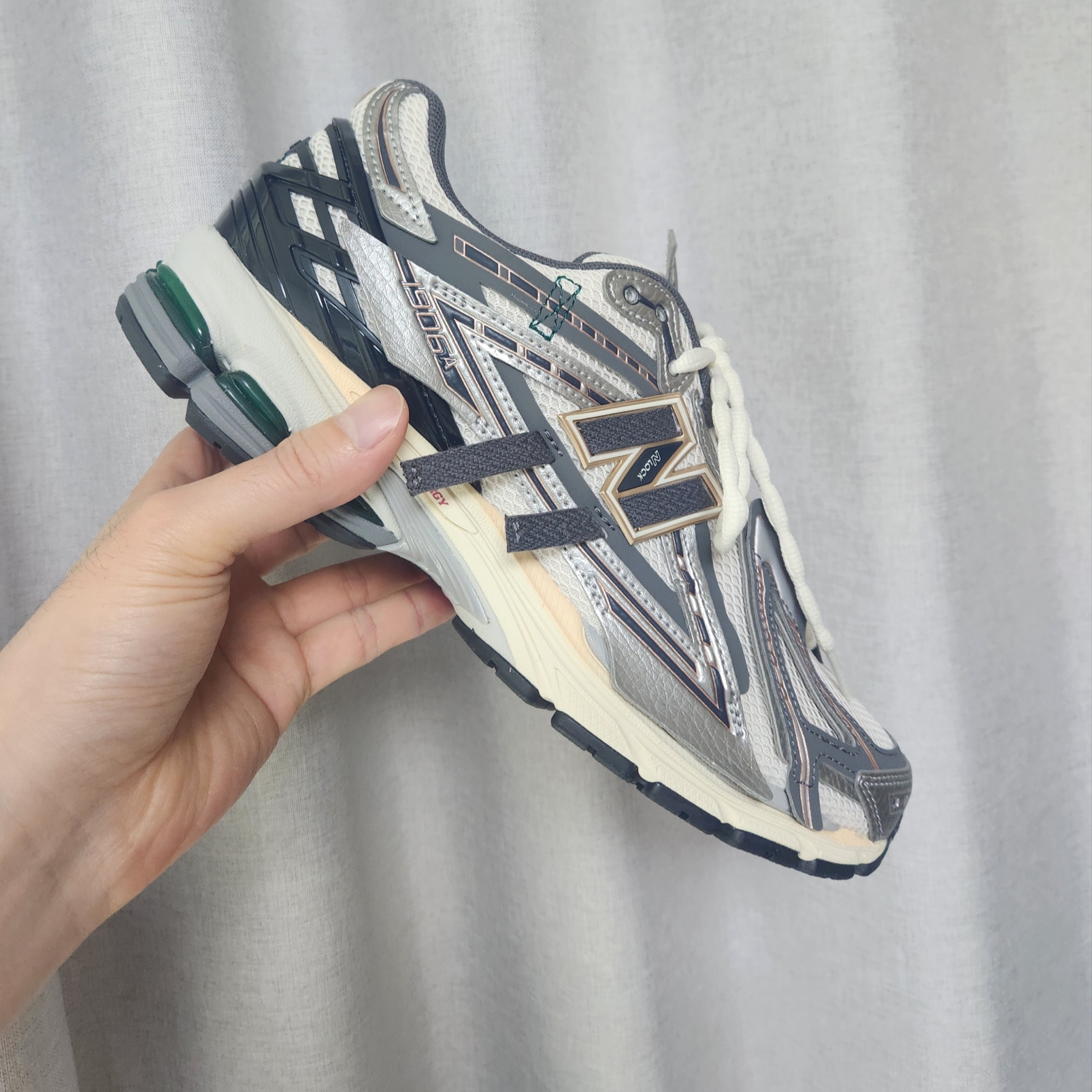 New Balance 1906A Silver Metallic Castlerock 착용 스타일 - 2