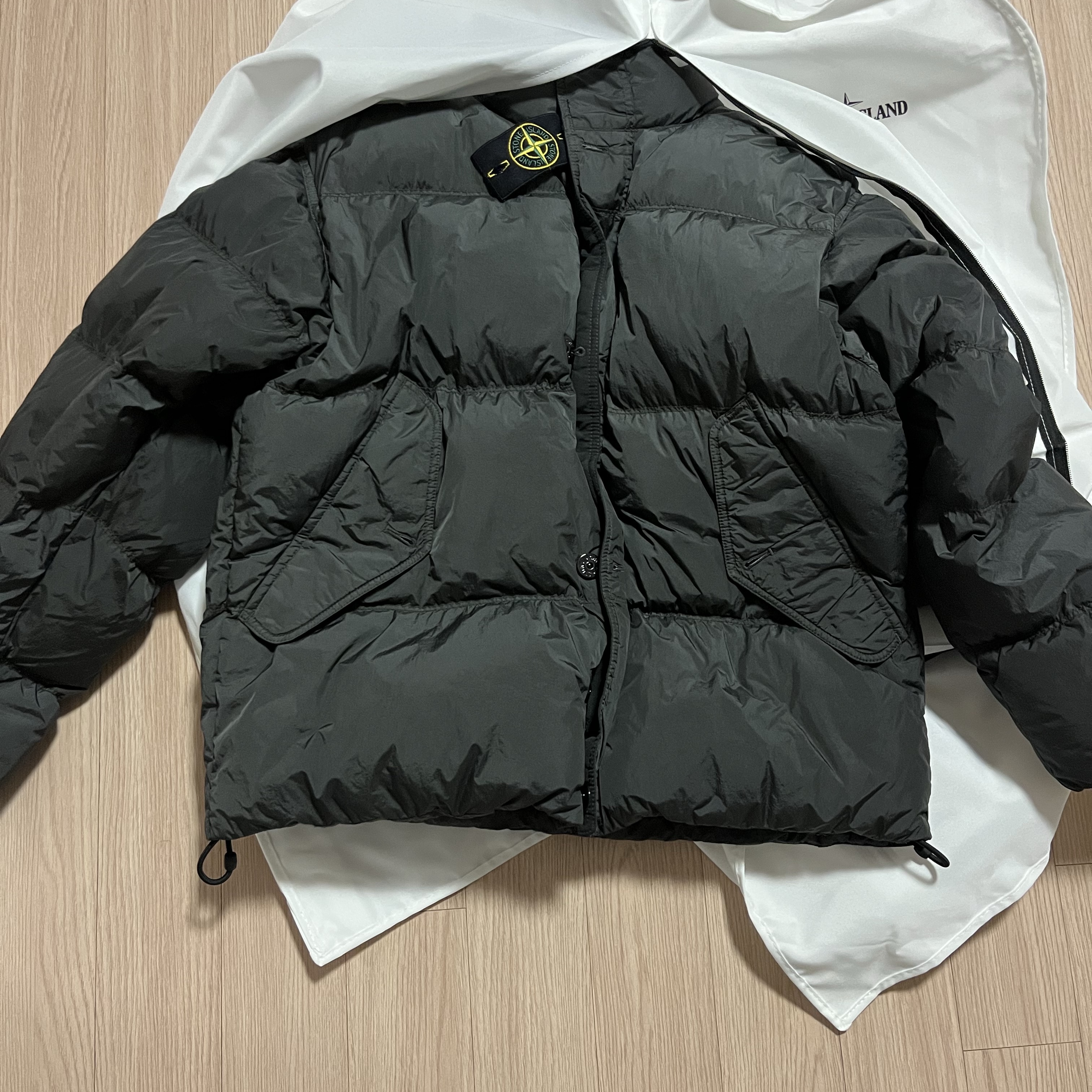 Stone Island 40123 Garment Dyed Crinkle Reps R-NY Down Jacket Lead - 24FW 착용 스타일