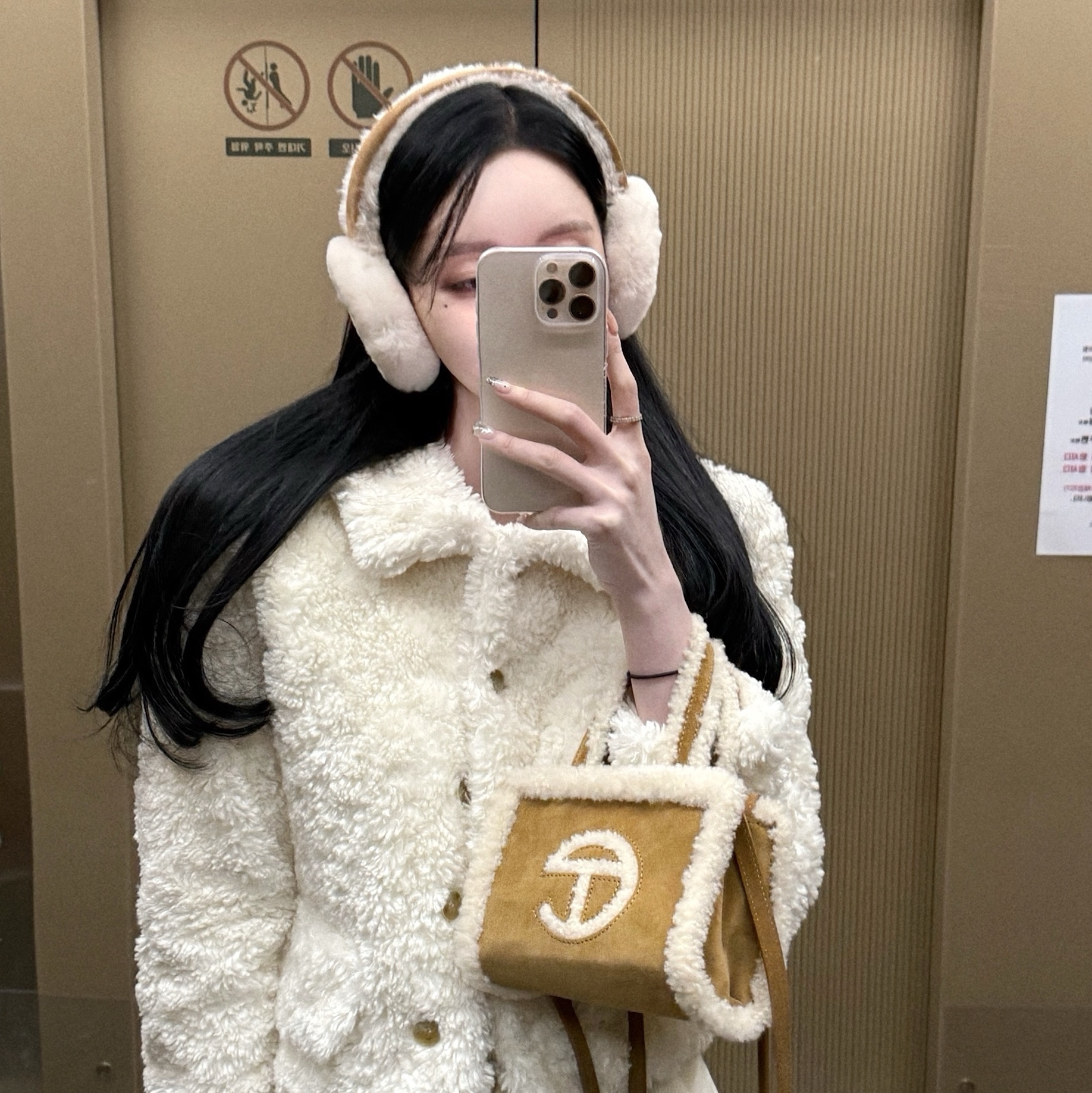 (W) UGG Embroidered Logo Earmuff Chestnut, Telfar x UGG Small Shopping Bag Chestnut 착용 스타일