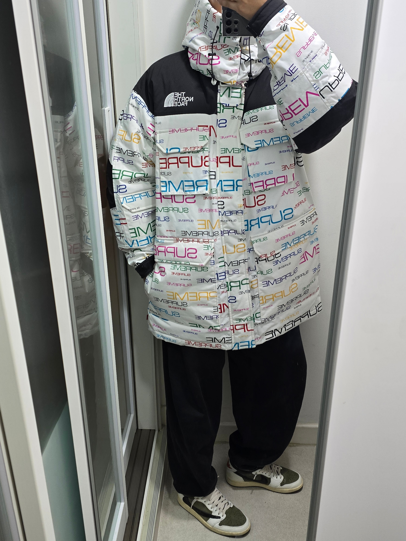 Supreme x The North Face Coldworks 700-Fill Down Parka White - 21FW, Nike x Stussy NRG Washed Fleece Pants Black (DO5296-010) 착용 스타일