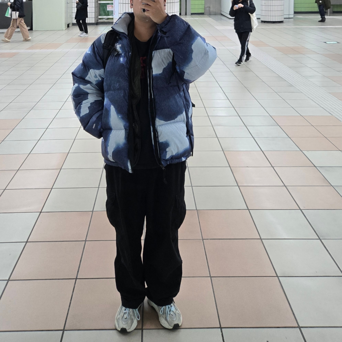 Supreme x The North Face Bleached Denim Print Nuptse Jacket Indigo - 21FW, Adidas Yeezy Boost 700 V2 Static 2022 착용 스타일