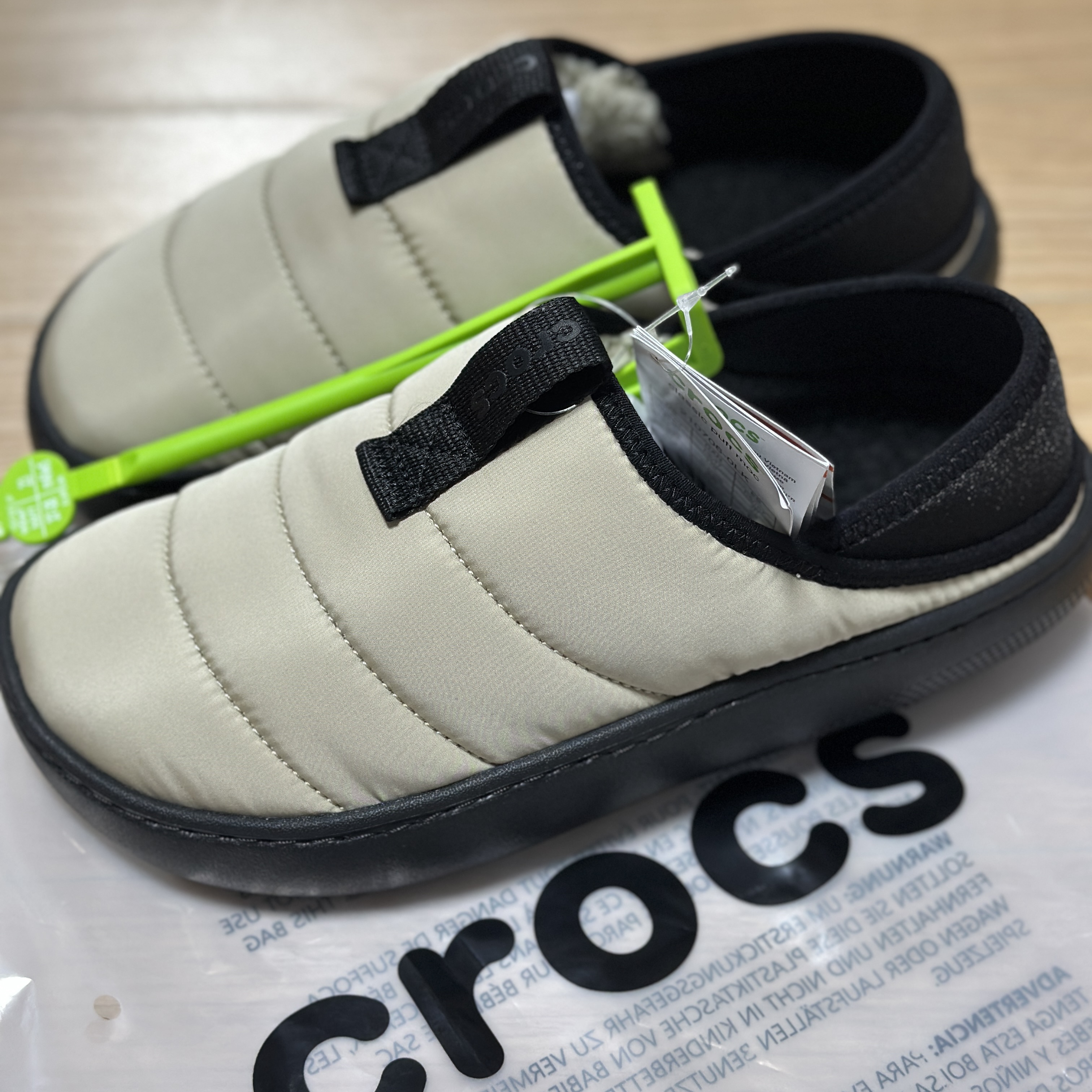 Crocs Classic Puff Moc Moth Multi 착용 스타일 - 1
