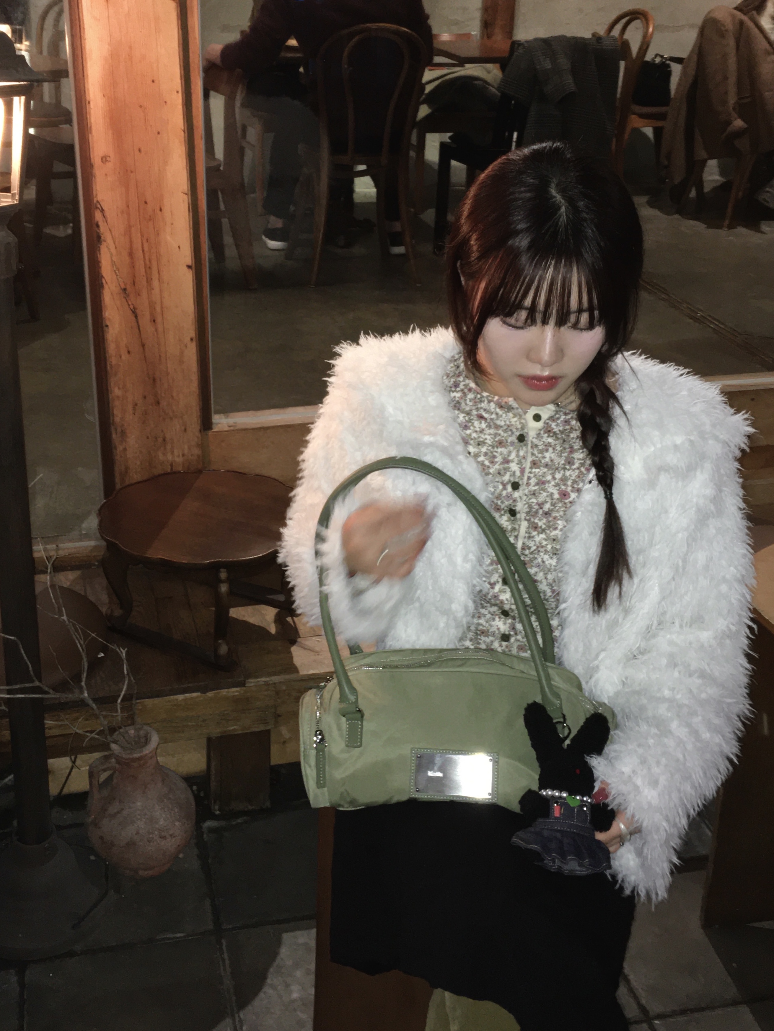 Matin Kim Sporty Tote Bag Black, Matin Kim Sporty Tote Bag Light Khaki 착용 스타일 - 4