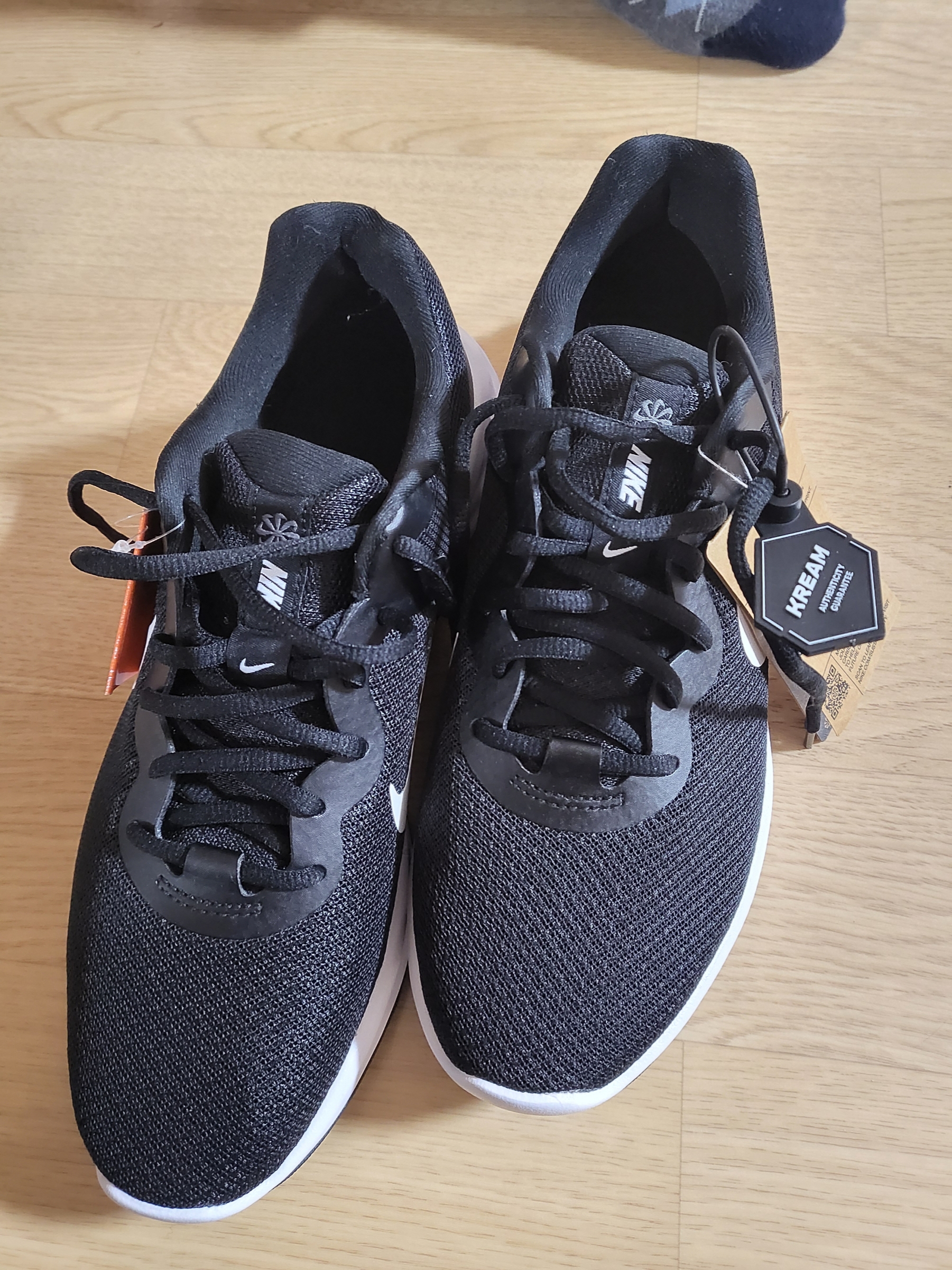 Nike Revolution 6 Next Nature Black Iron Grey White 착용 스타일 - 3